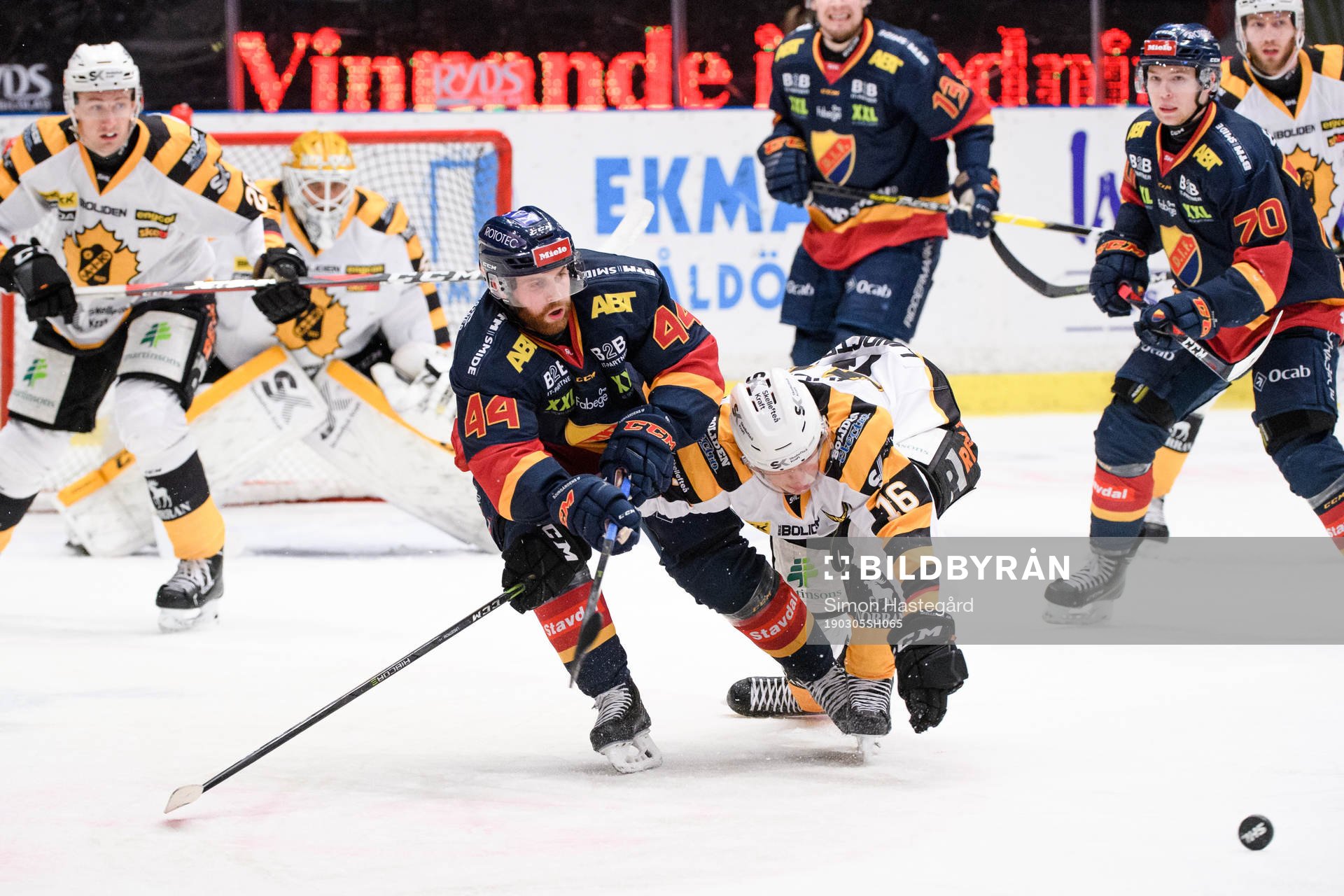 Djurgårdens Mattias Guter och Skellefteås Linus Lindström