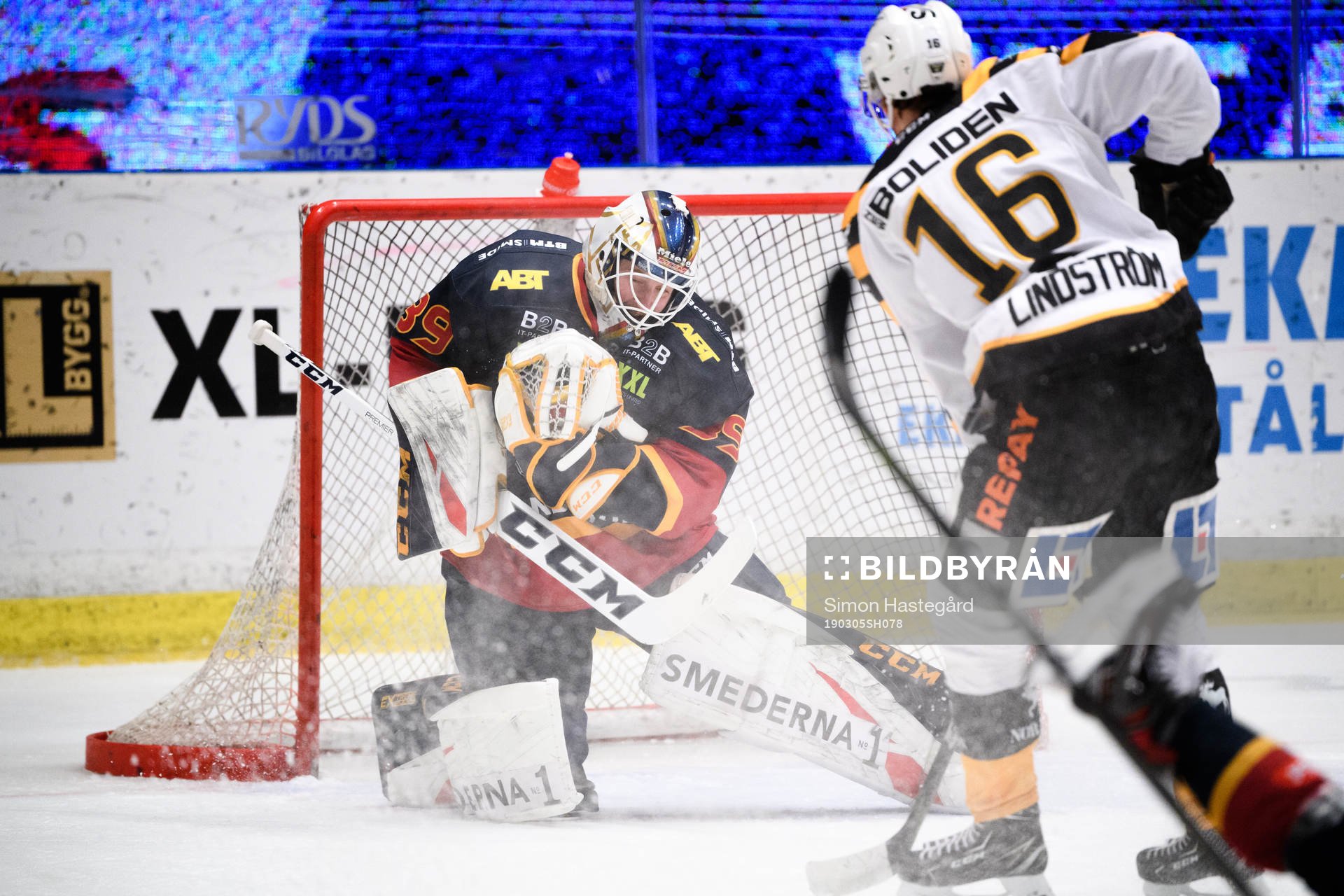 Djurgårdens målvakt Adam Reideborn räddar skott från