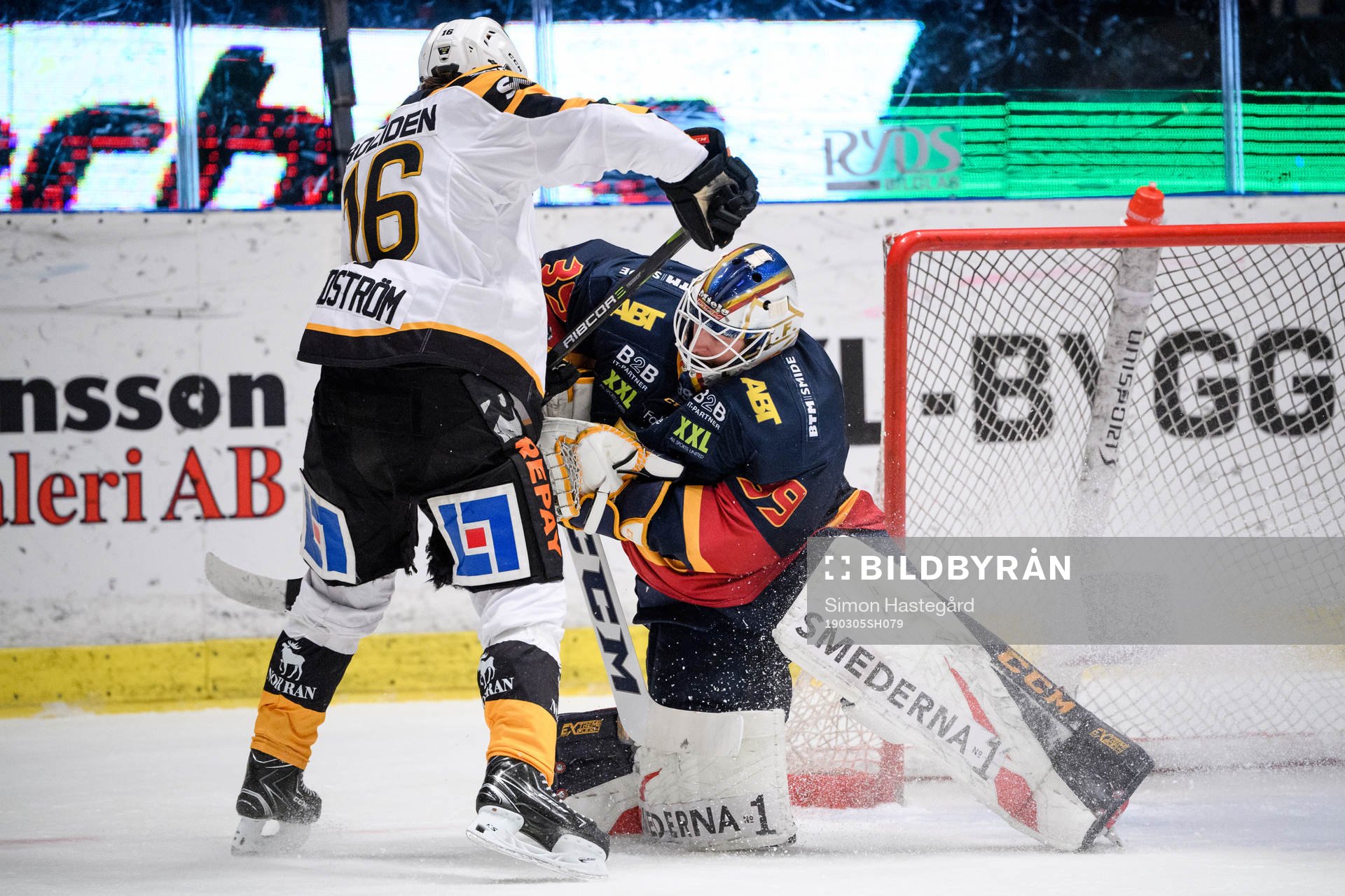 Djurgårdens målvakt Adam Reideborn räddar skott från