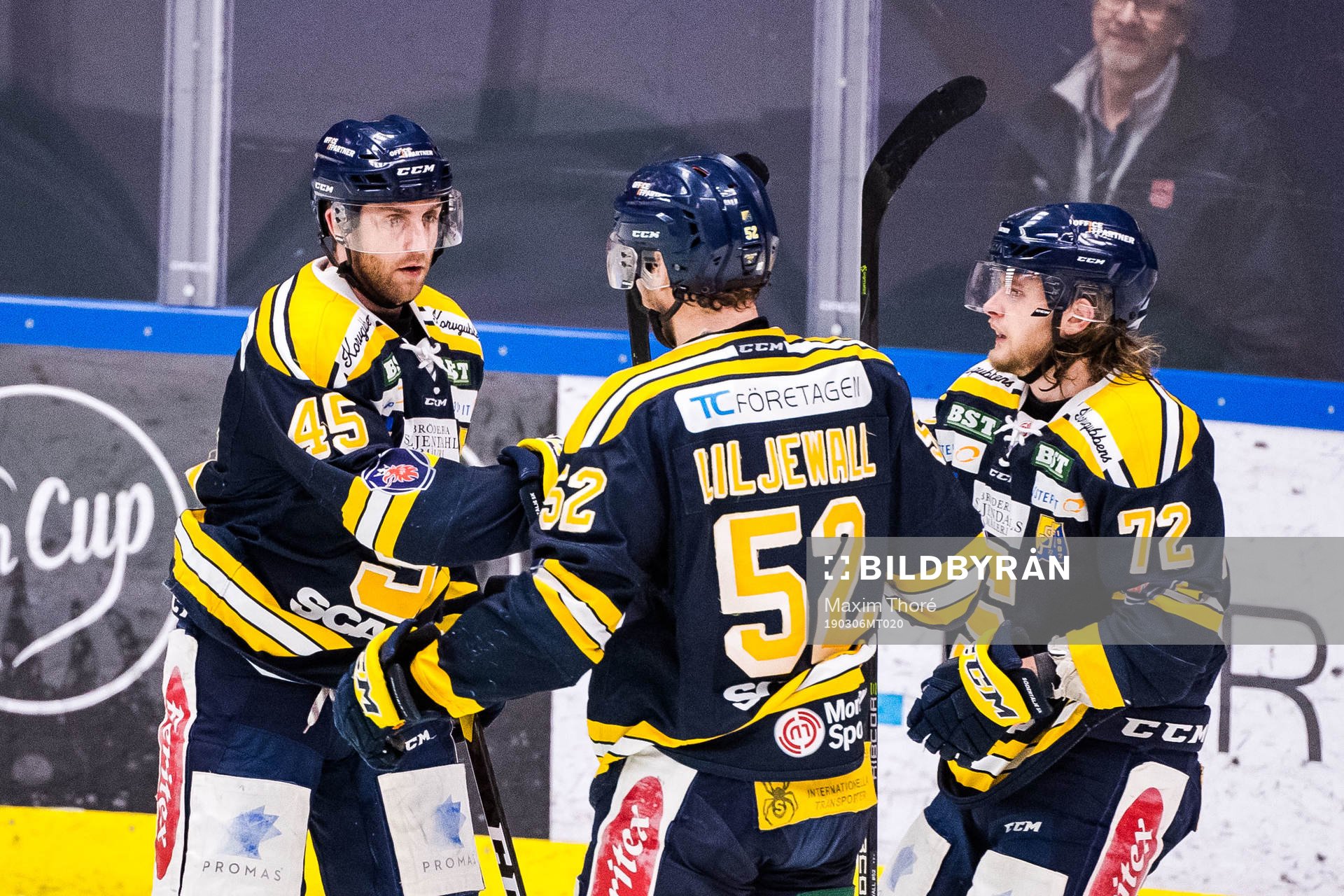 Södertäljes Sebastian Dyk jublar med lagkamrater