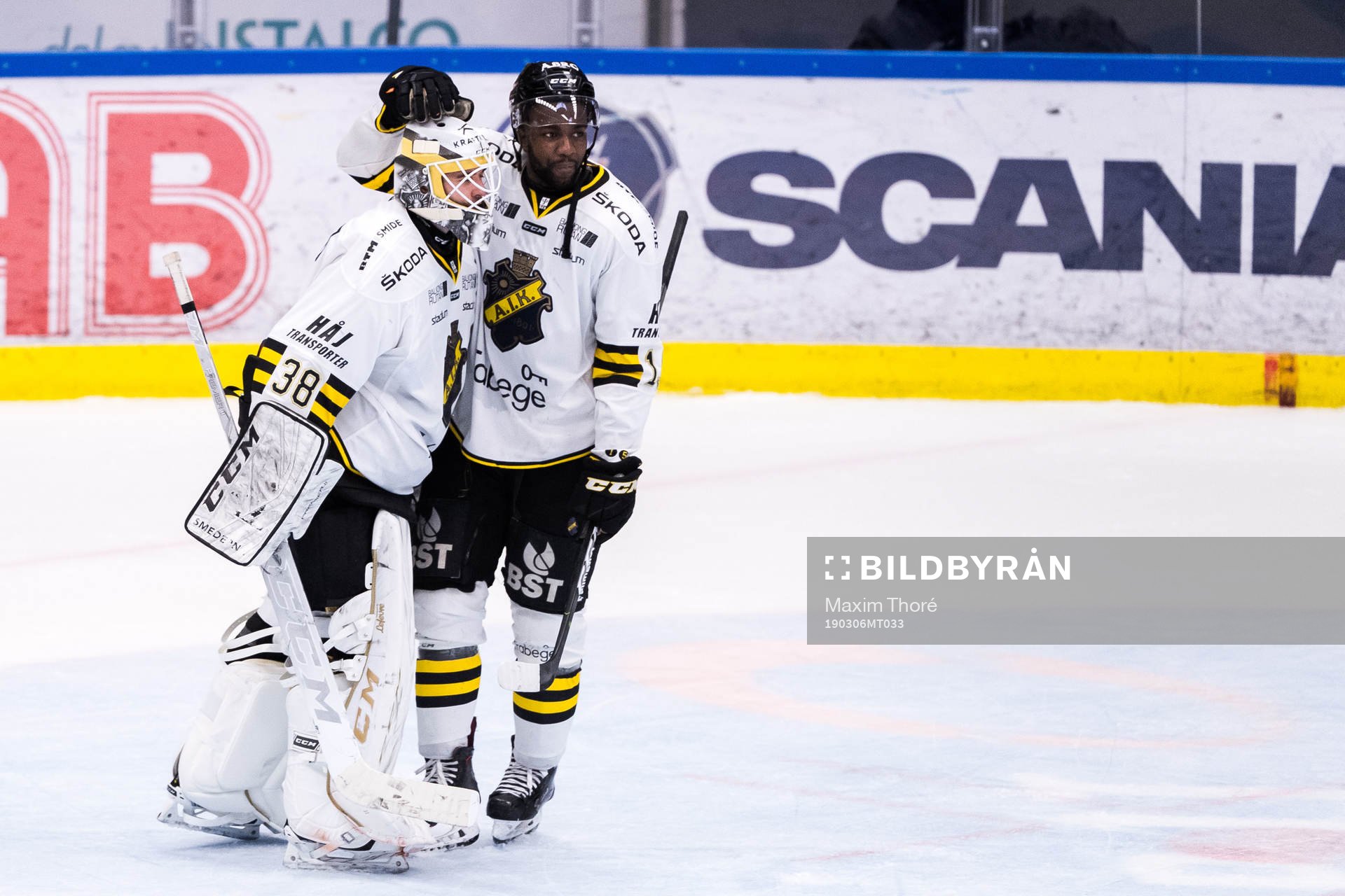 s målvakt Johannes Jönsson och Lucas Carlsson jublar