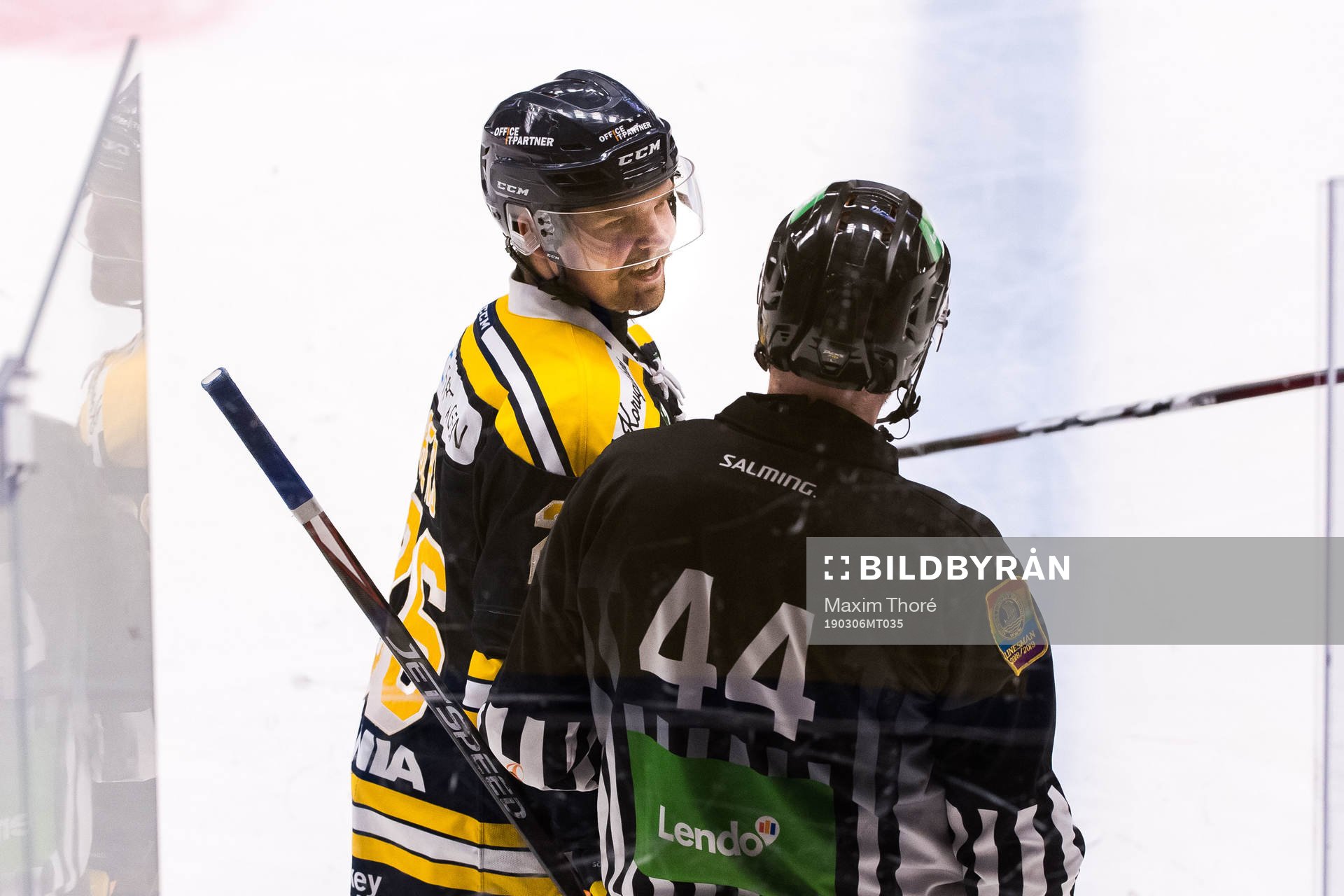 Södertäljes David Berg i diskussion med domaren