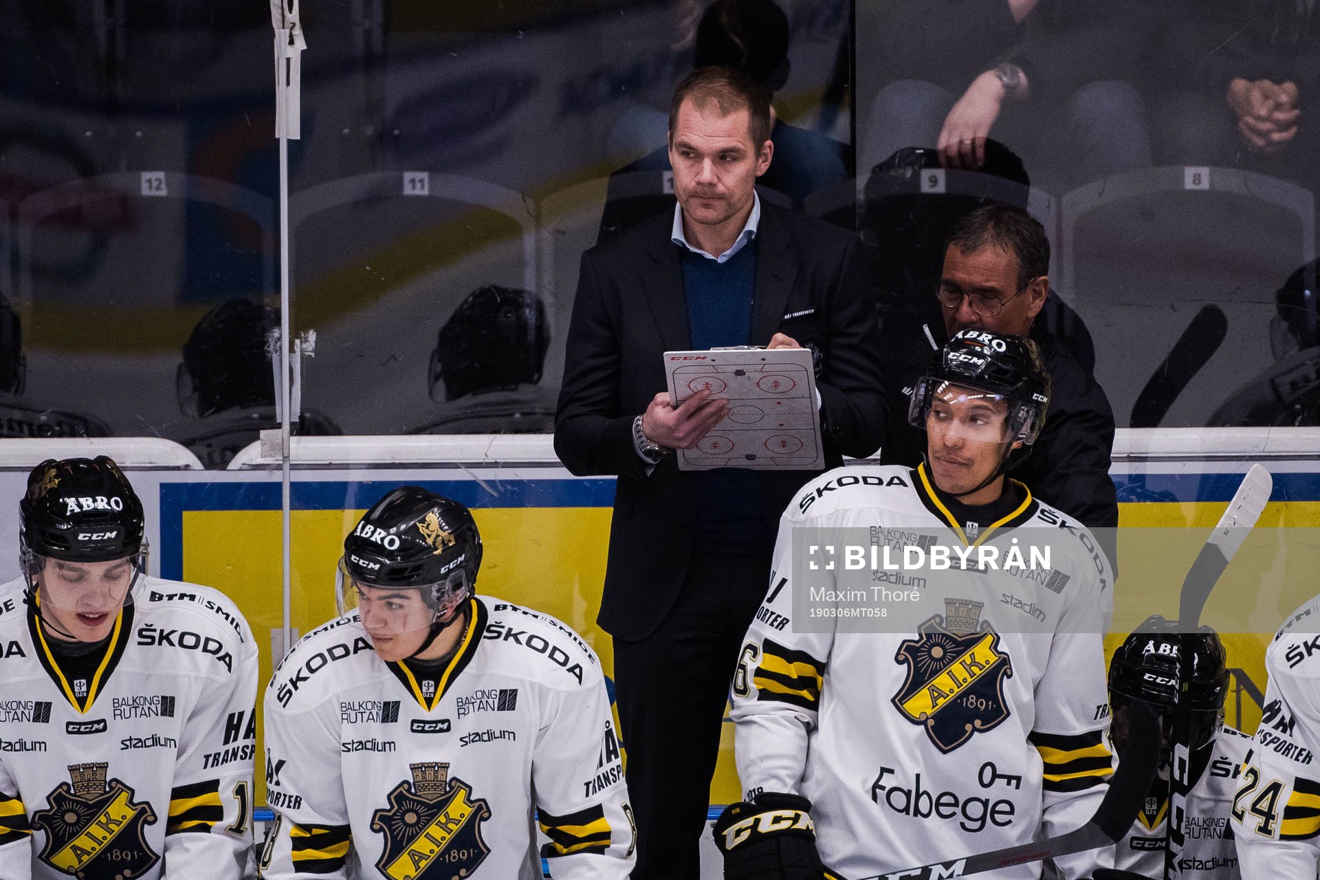 s tränare Tomas Mitell med en taktiktavla