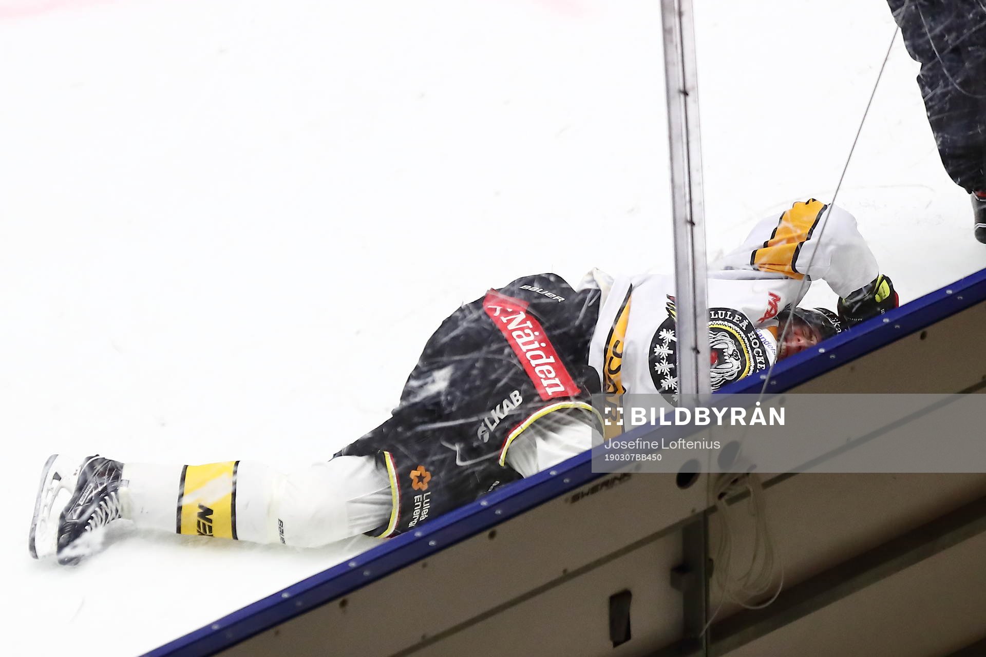 Luleås Isac Lundeström har precis tacklats in i sargen