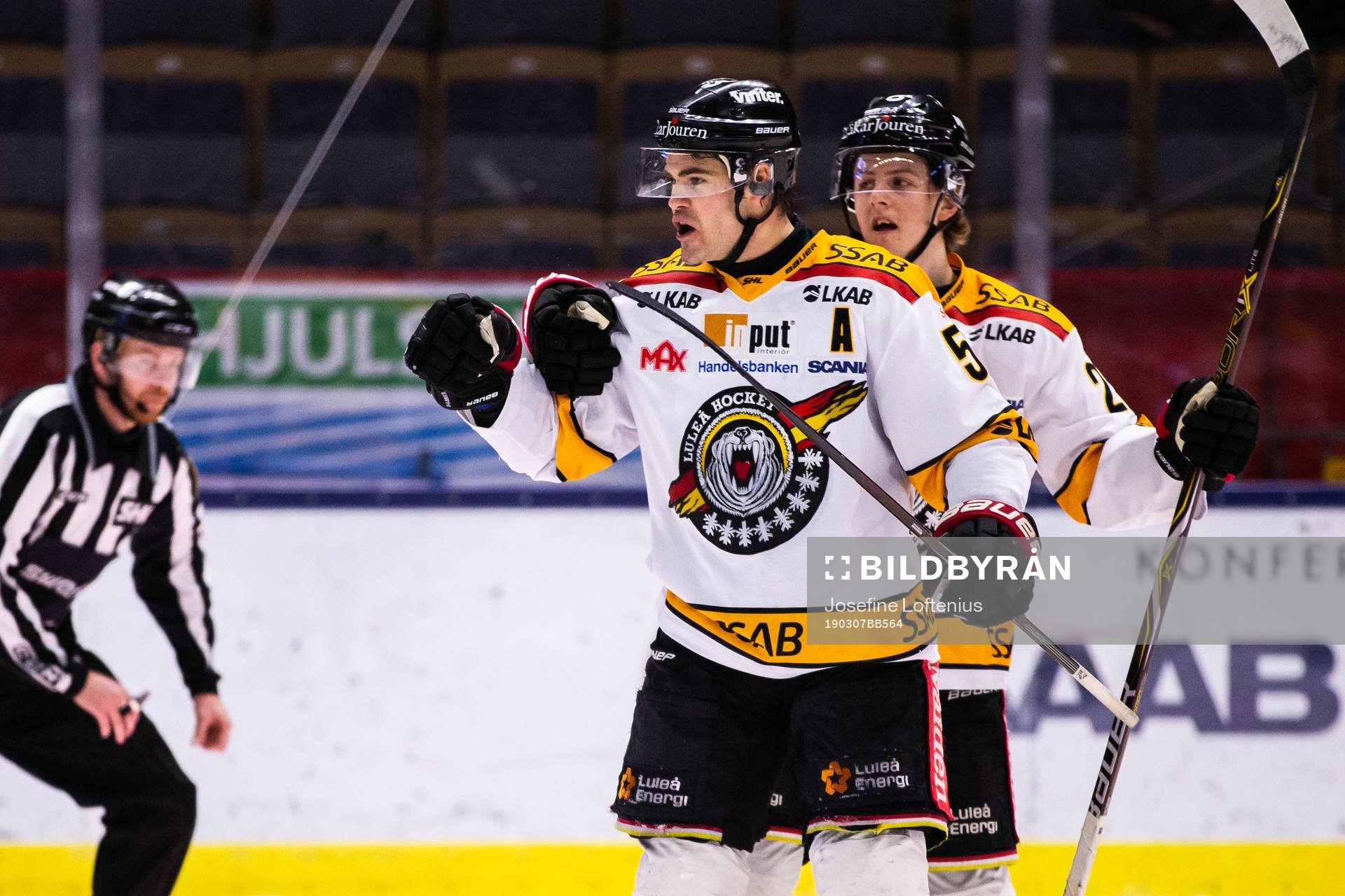 Luleås Karl Fabricius jublar med lagkamrater