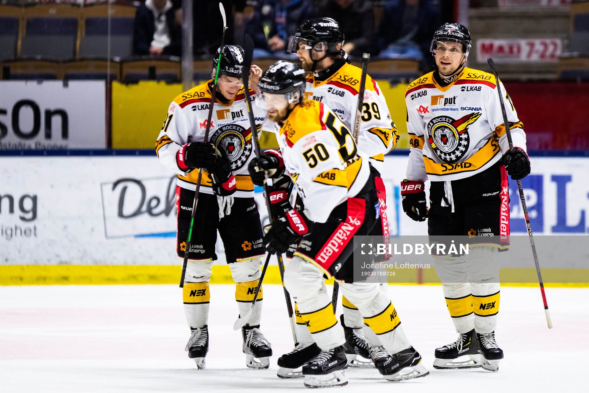 Luleås Petter Emanuelsson jublar med lagkamrater