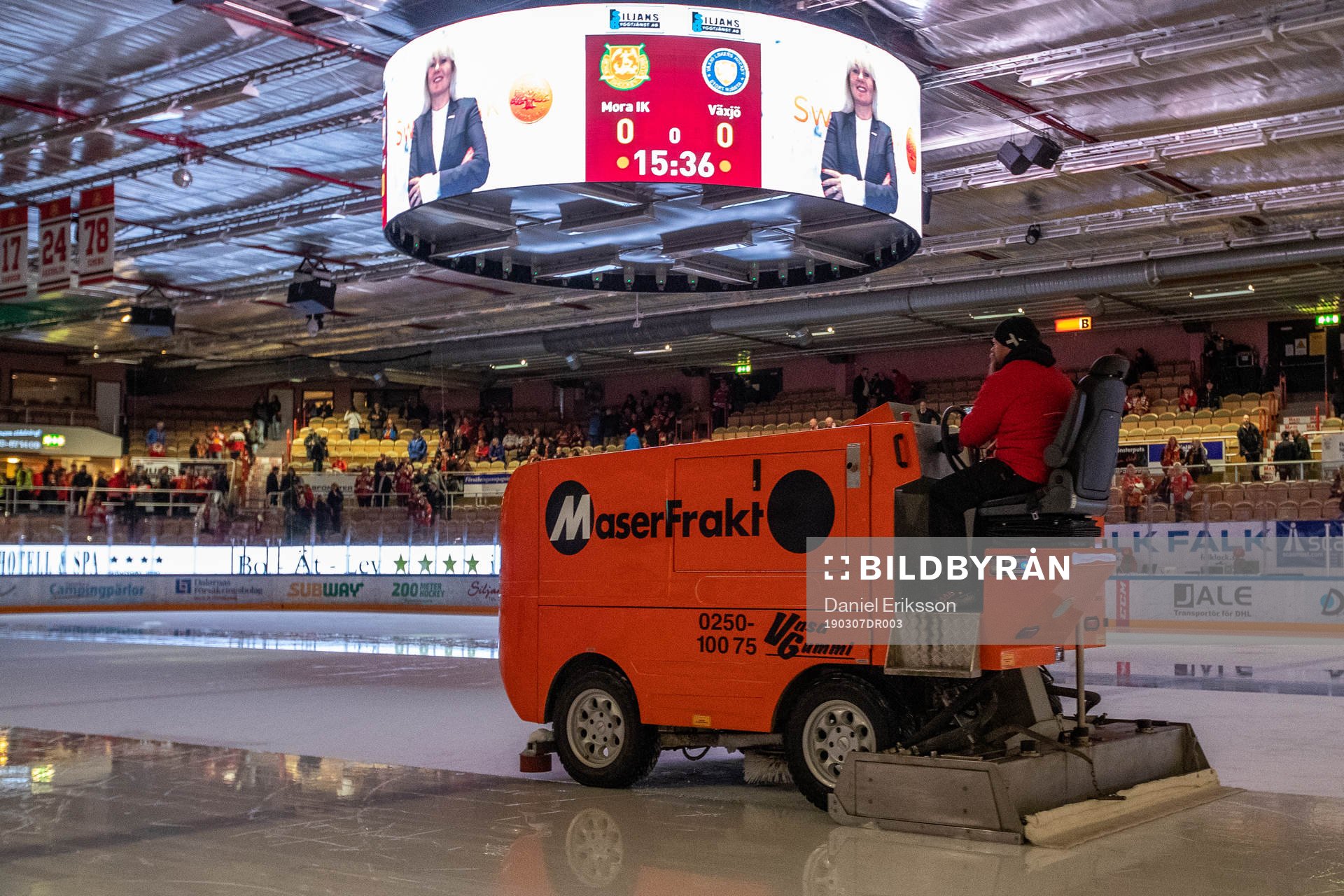 Ismaskin spolar isen i Jalas Arena innan ishockeymatchen i