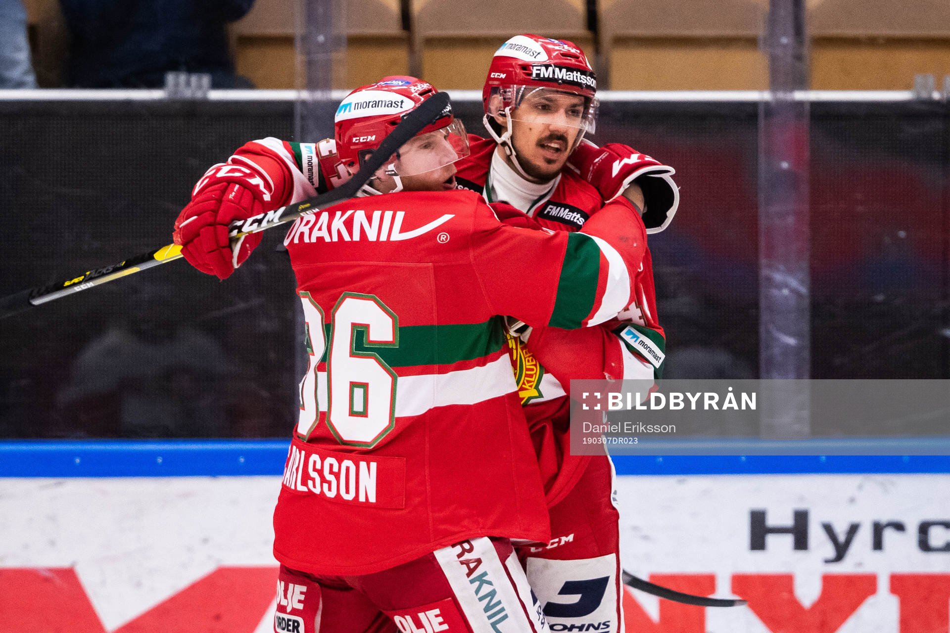 Moras Matej Stransky jublar med Jonathan Carlsson