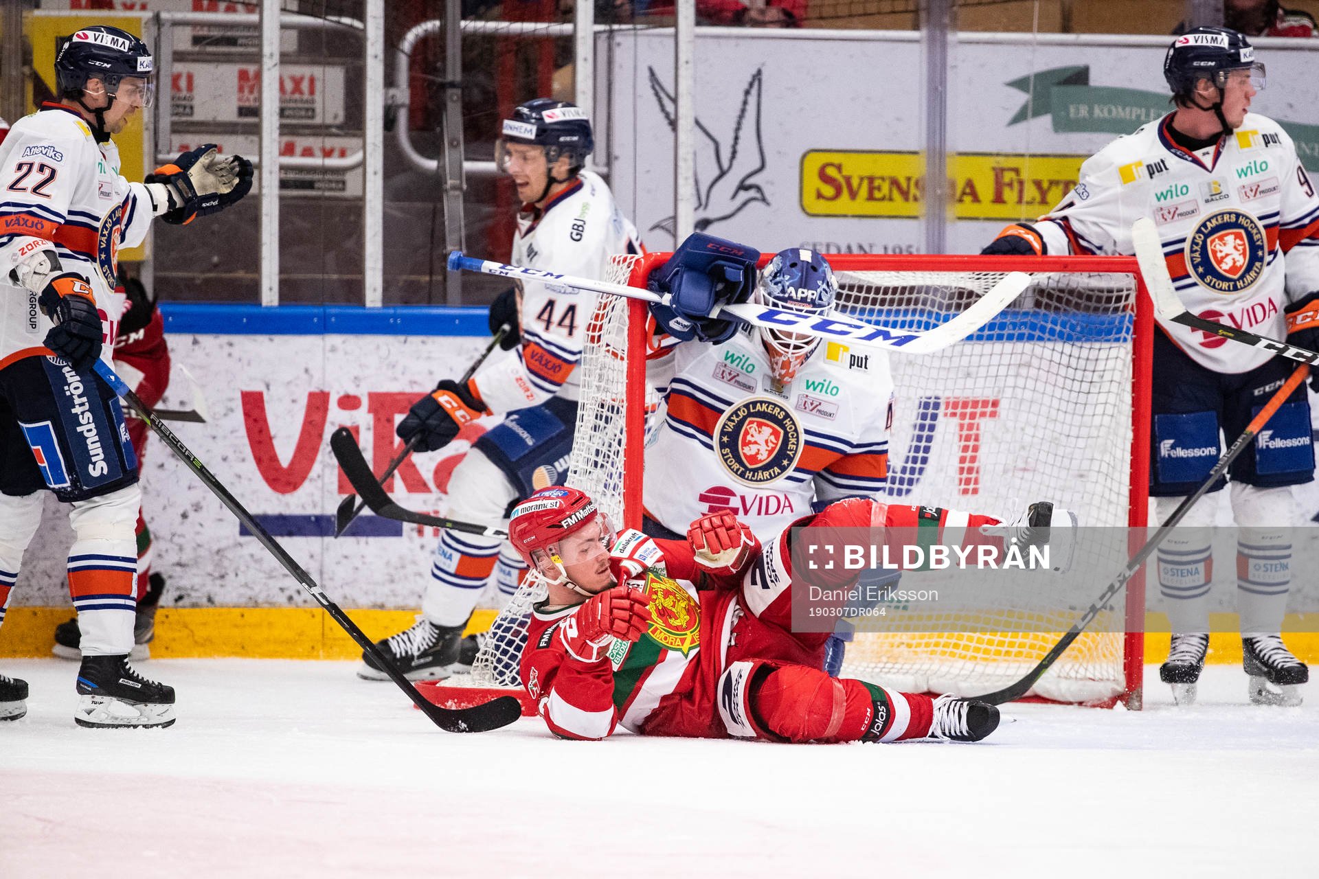 Moras Robin Johansson och Växjös målvakt Viktor Andrén