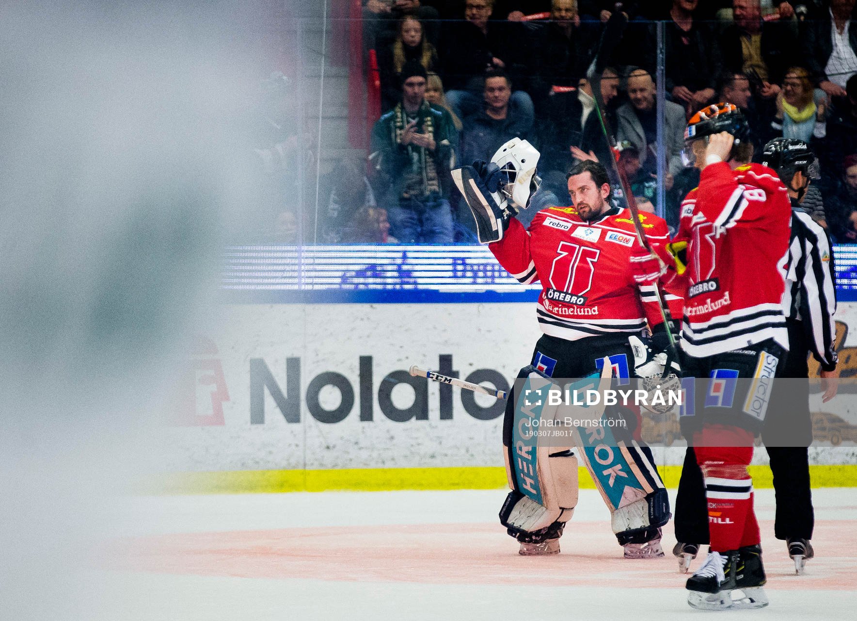Örebros målvakt Jhonas Enroth och Linus Arnesson deppar