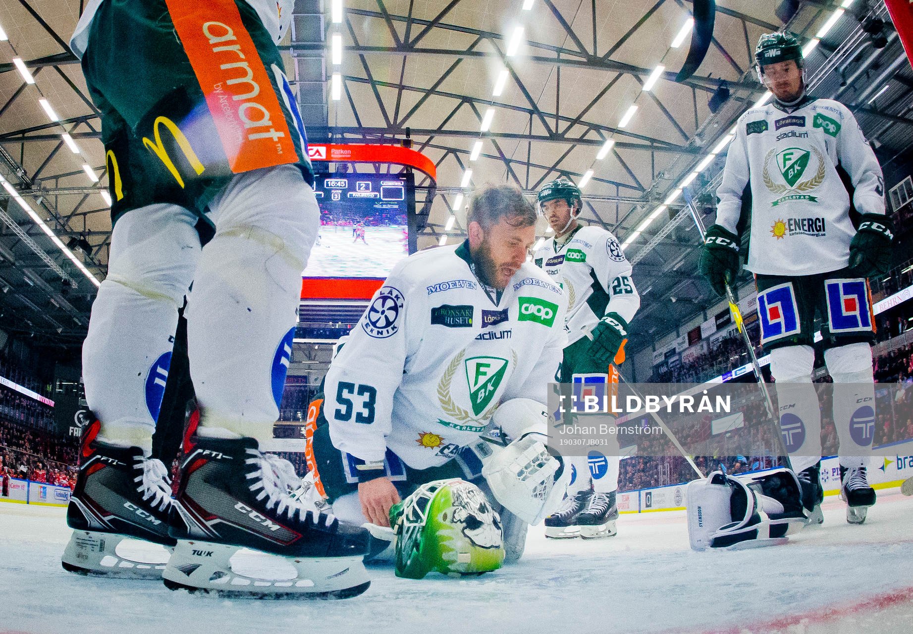 Färjestads målvakt Markus Svensson har ont