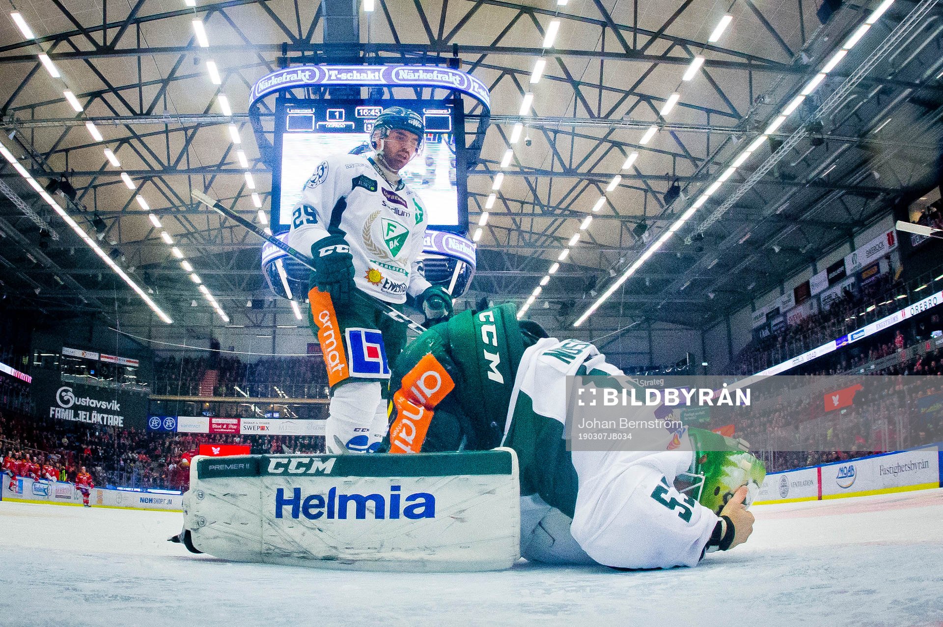 Färjestads målvakt Markus Svensson har ont