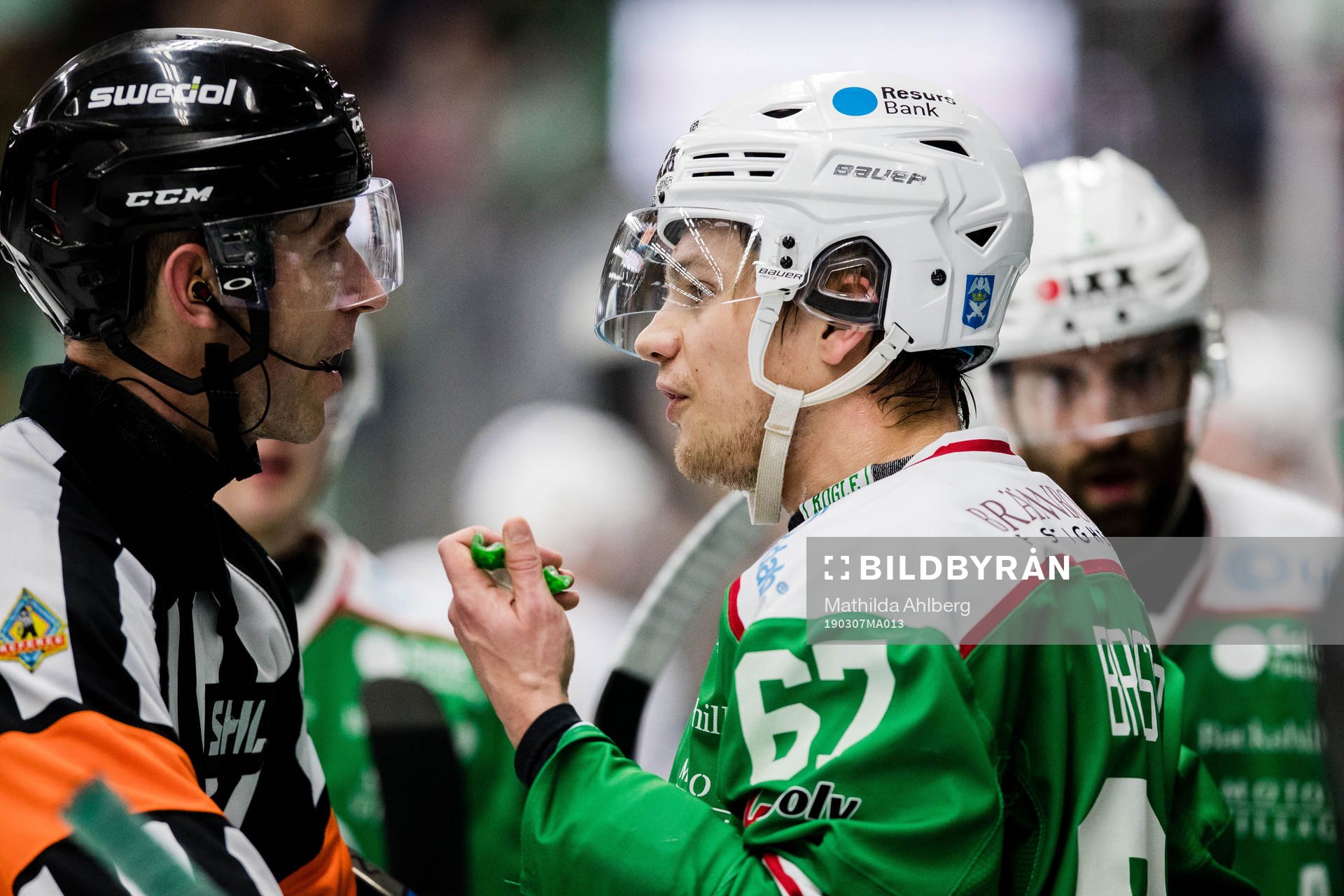 Domare Linus Öhlund i diskussion med Rögles Leon Bristedt