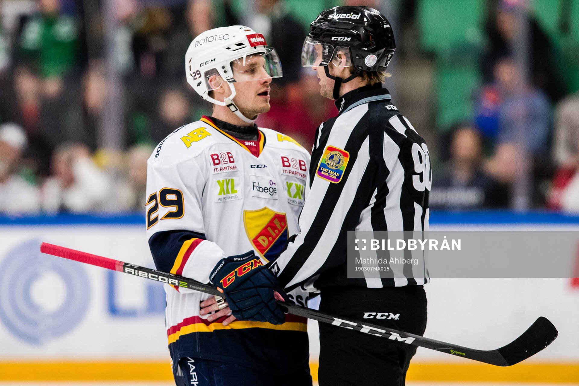 Djurgårdens Sebastian Strandberg i diskussion med