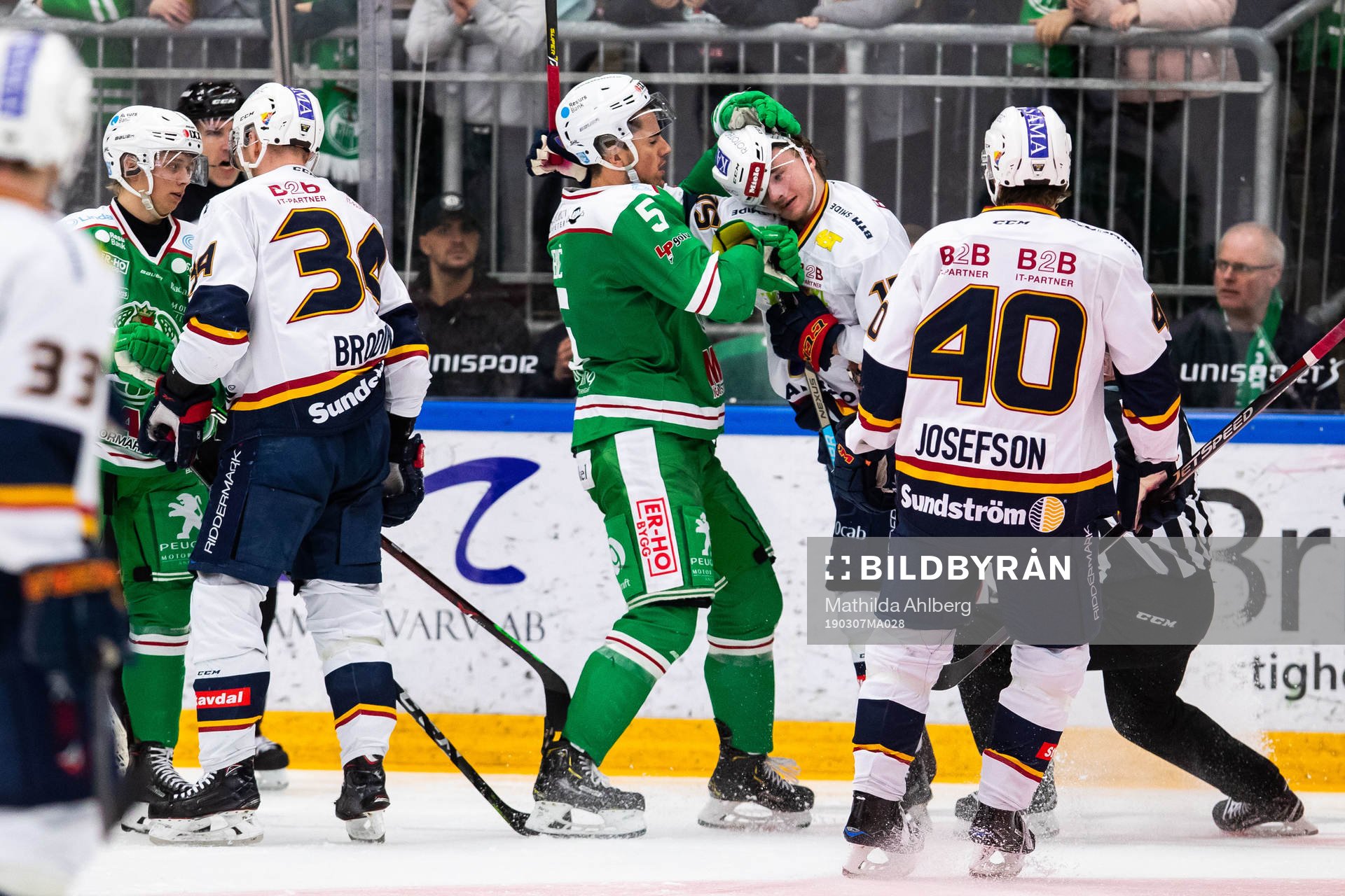 Rögles Simon Ryfors i bråk med Djurgårdens Jakob Lilja