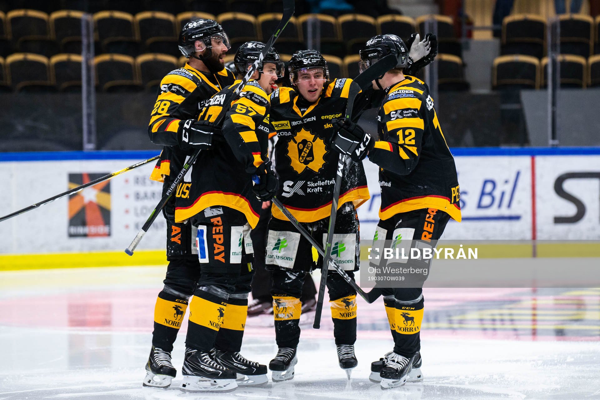 Skellefteås Andreas Wingerli jublar med lagkamrater