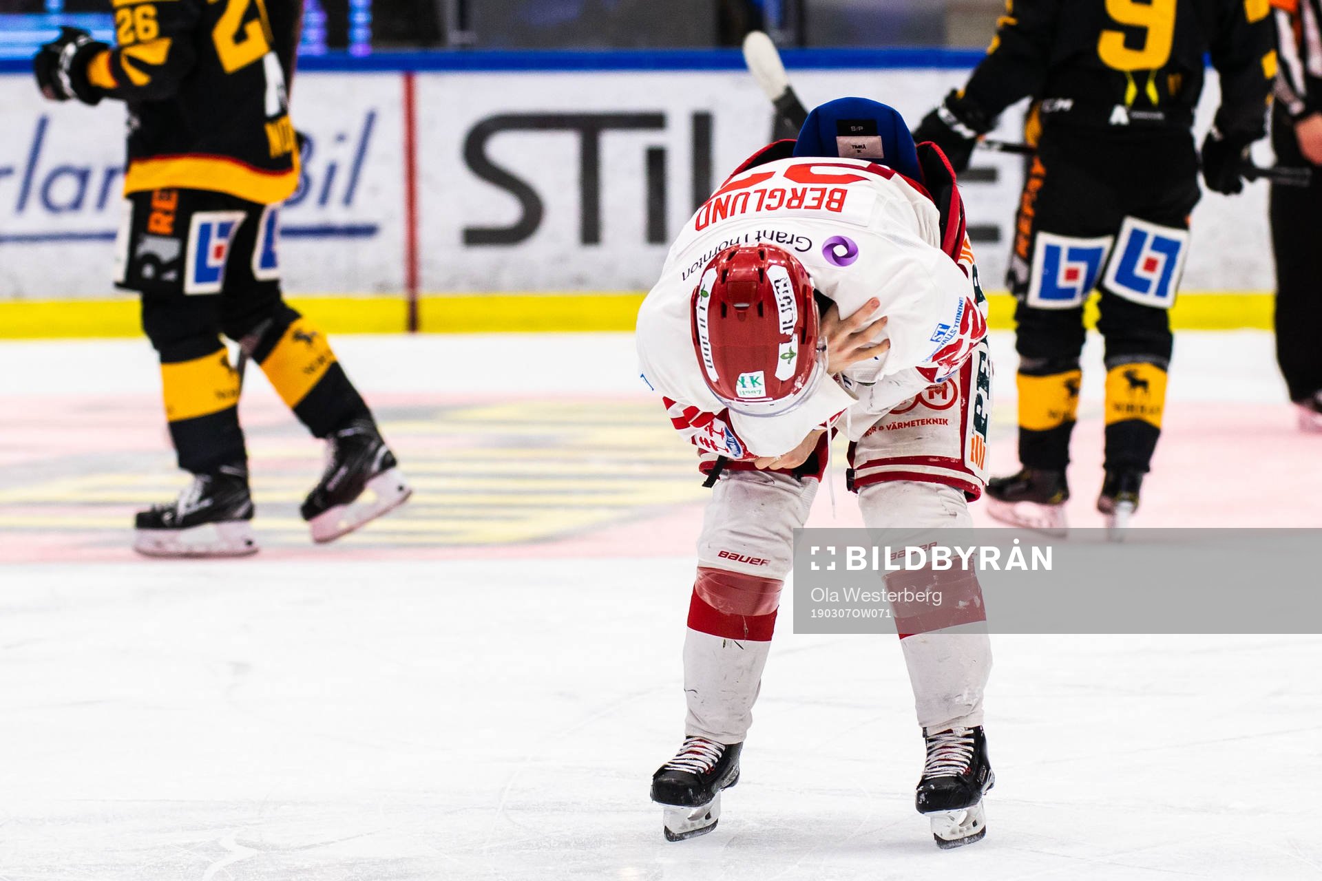 Timrås Emil Berglund lämnar isen