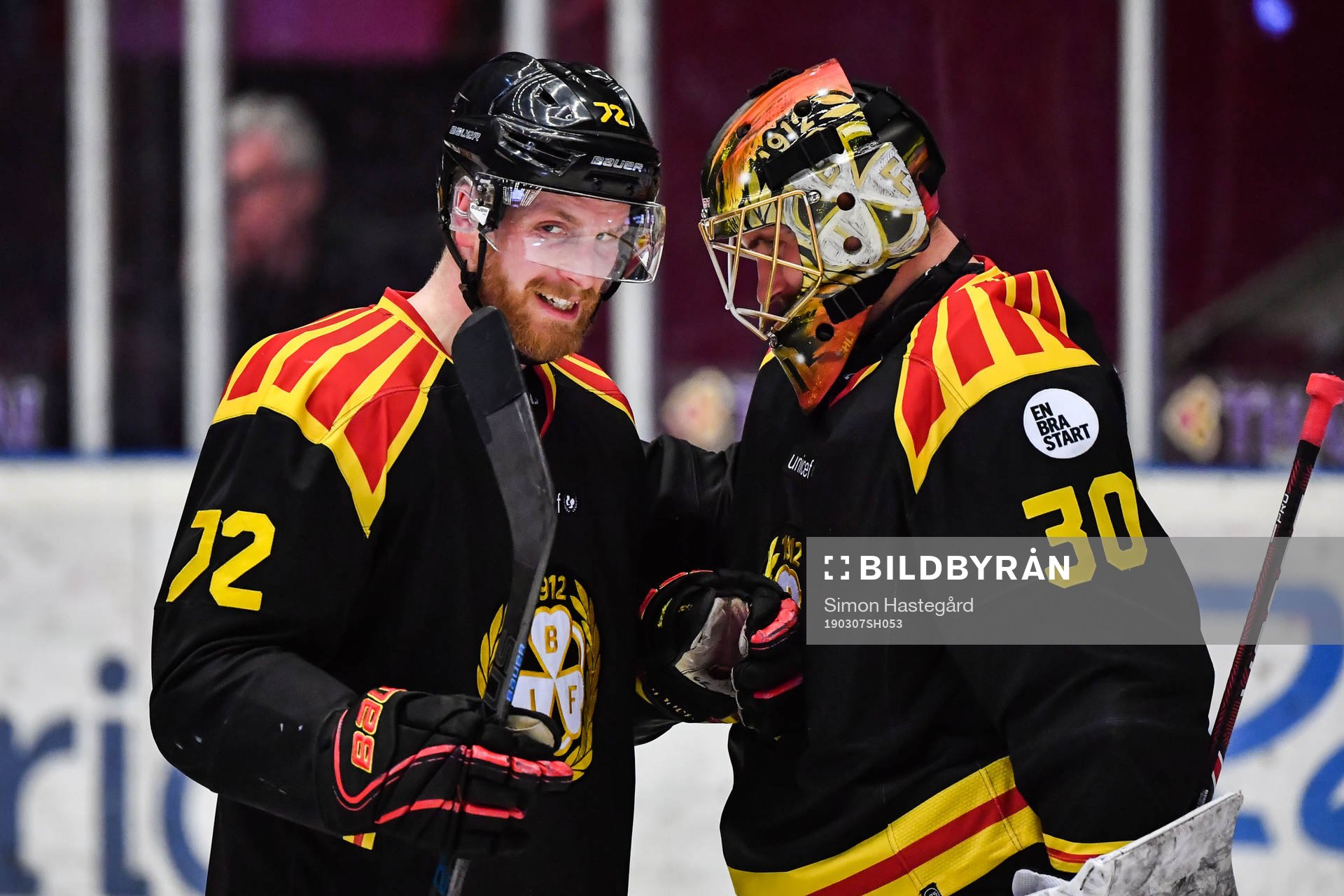 Brynäs Joachim Rohdin och målvakt Joacim Eriksson jublar
