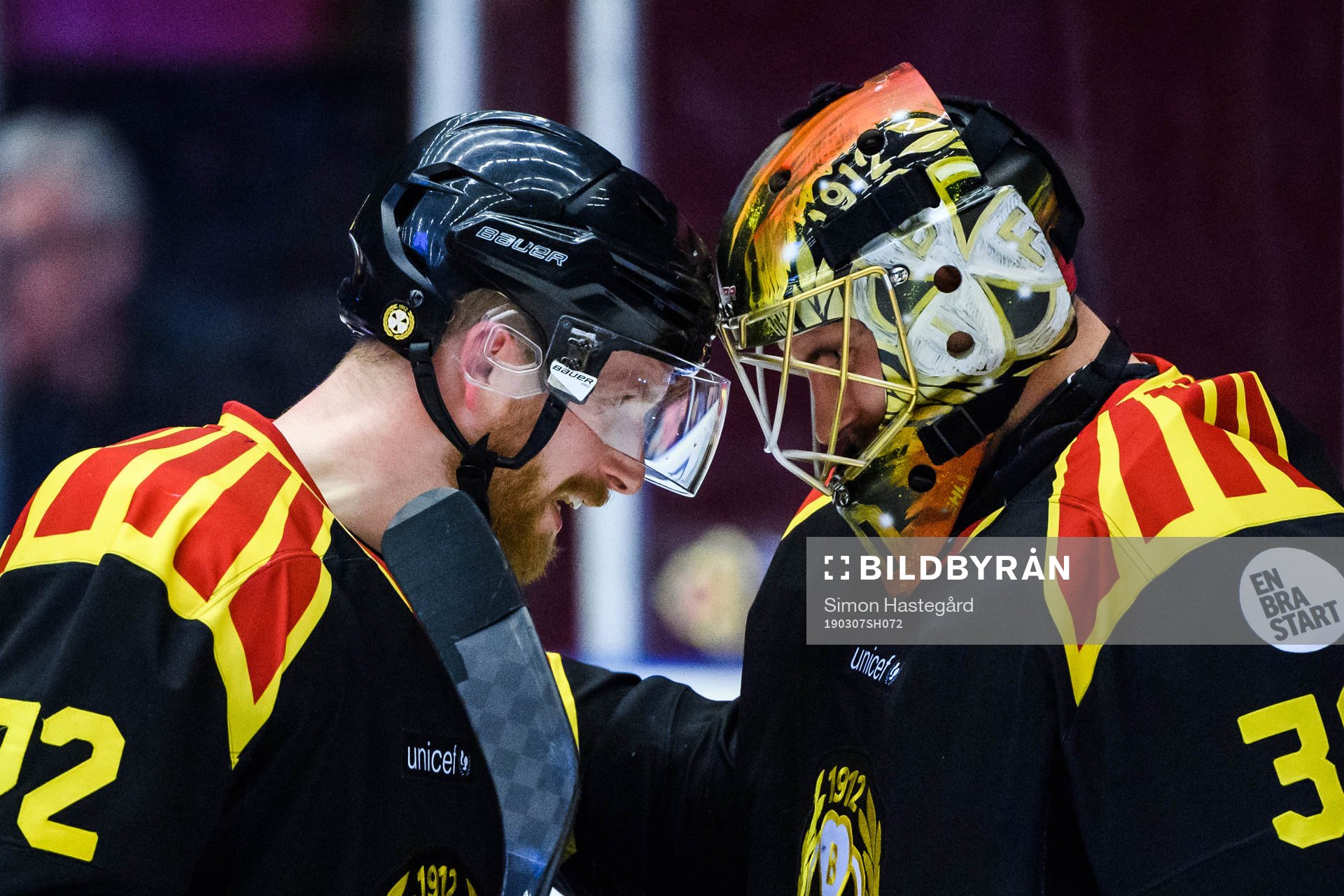 Brynäs Joachim Rohdin och målvakt Joacim Eriksson jublar