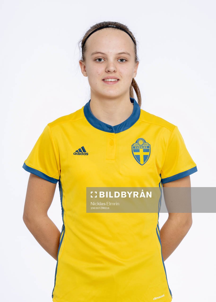 Alma Öberg i F16/03-landslaget