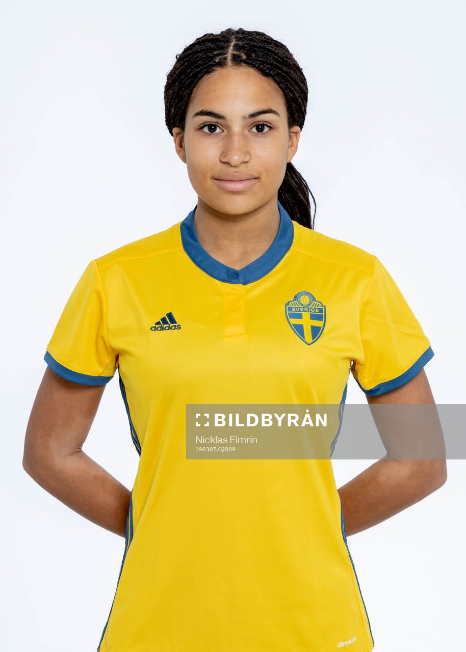 Josephine Nyblom Batafoe i F16/03-landslaget