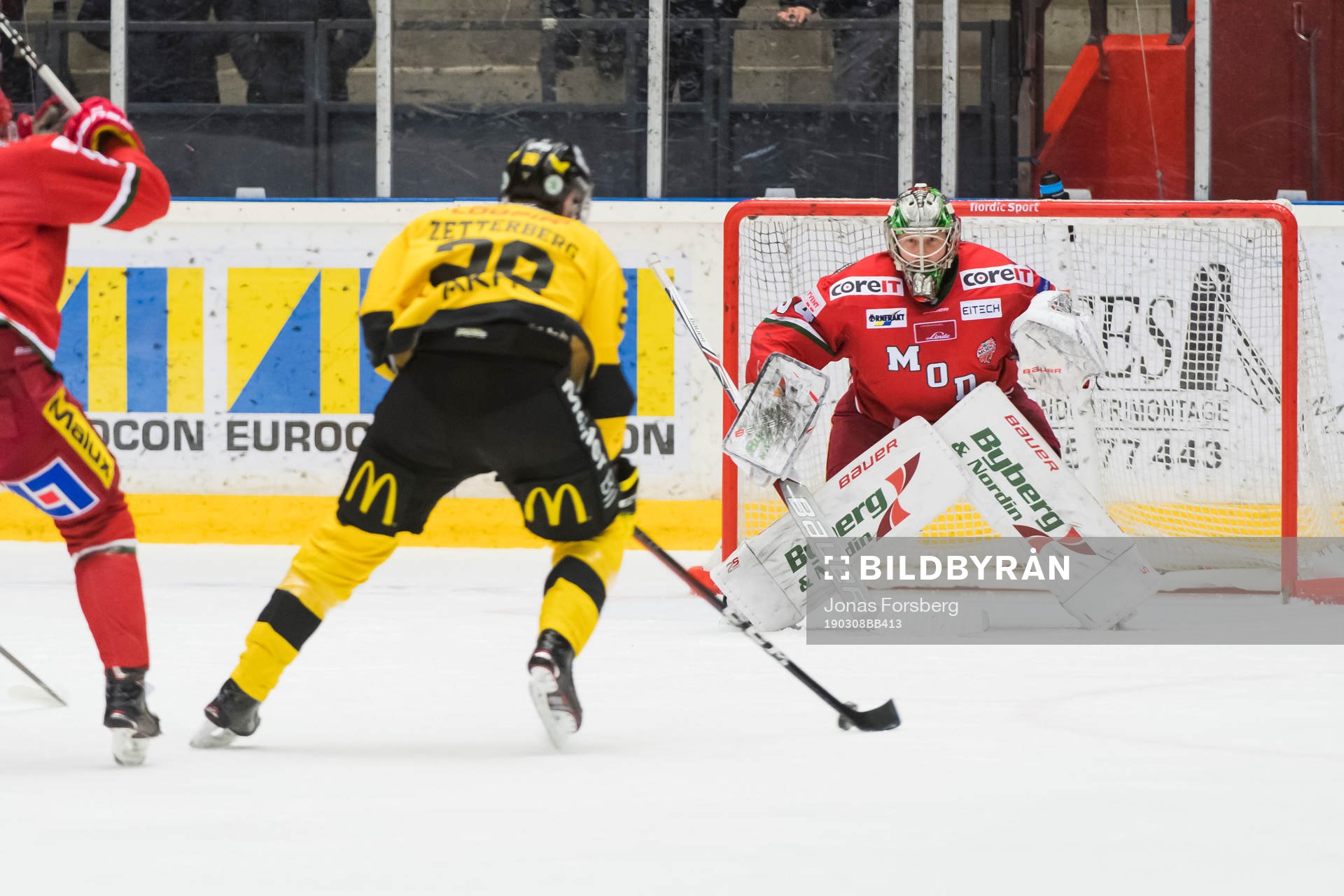 Modos målvakt Erik Hanses Västerås Lukas Zetterberg