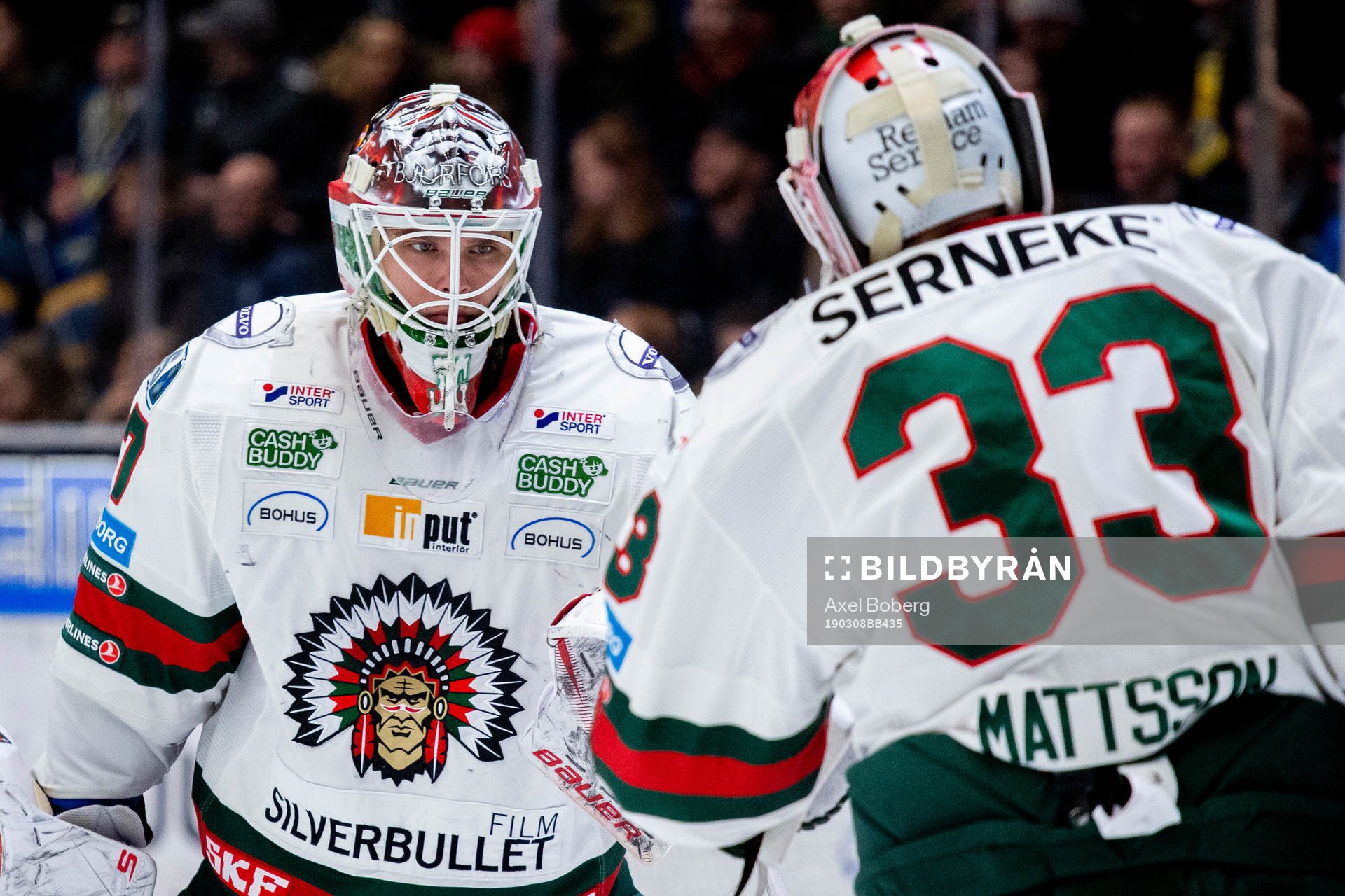 Frölundas målvakt Johan Gustafsson lämnar isen till