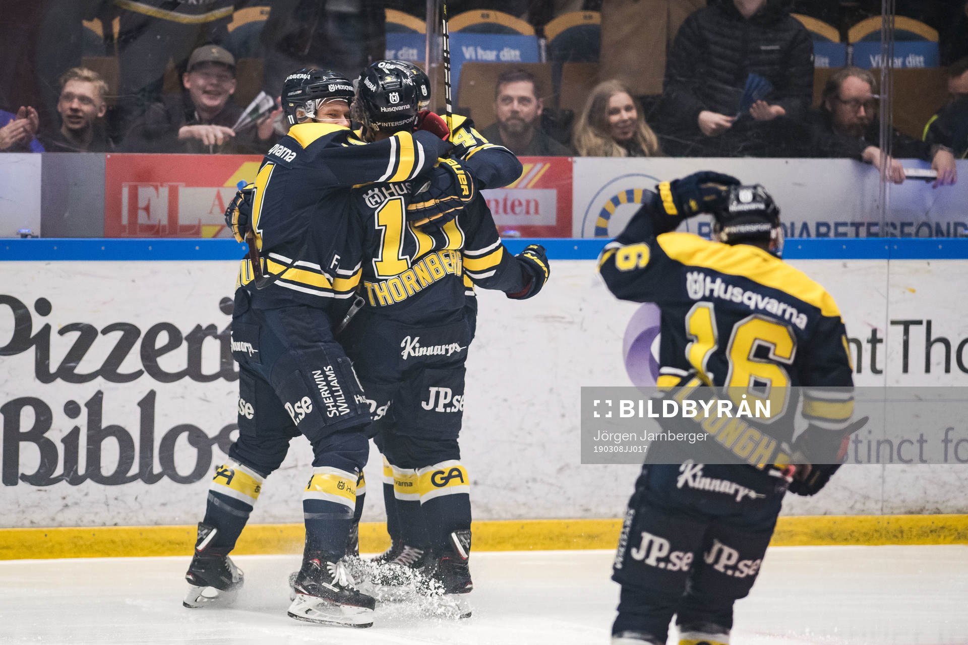 s Martin Thörnberg jublar med lagkamrater