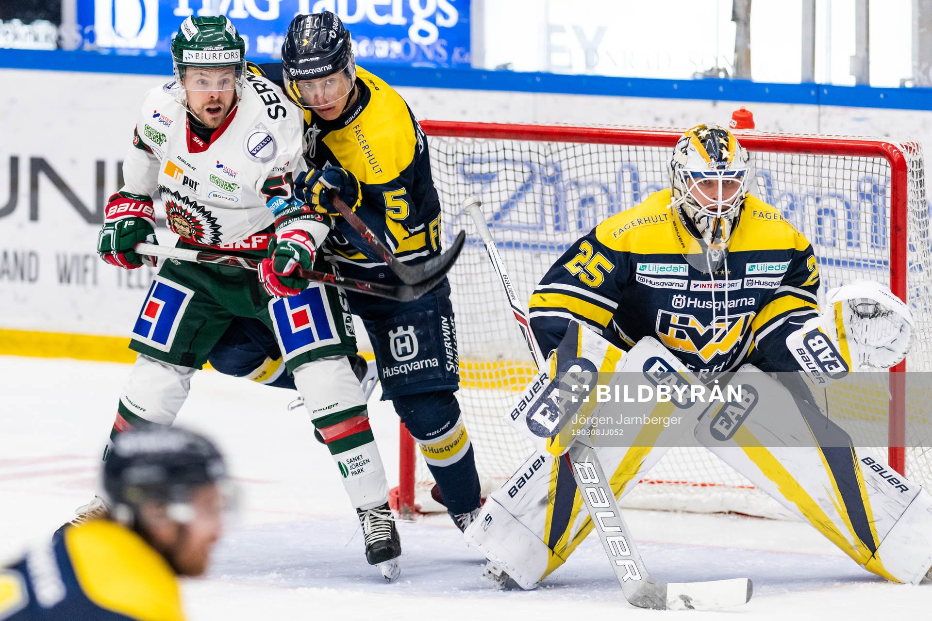 s Martin Fehérváry i kamp framför HV71:s målvakt Felix