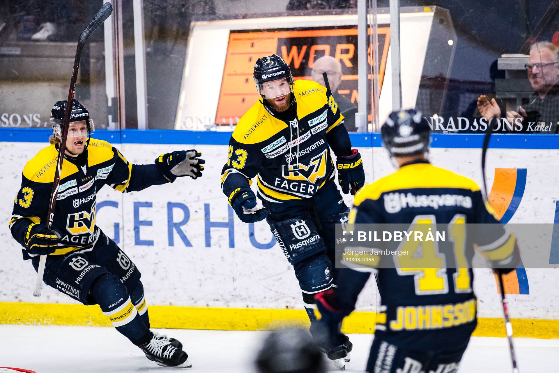 s Robin Figren jublar med lagkamrater
