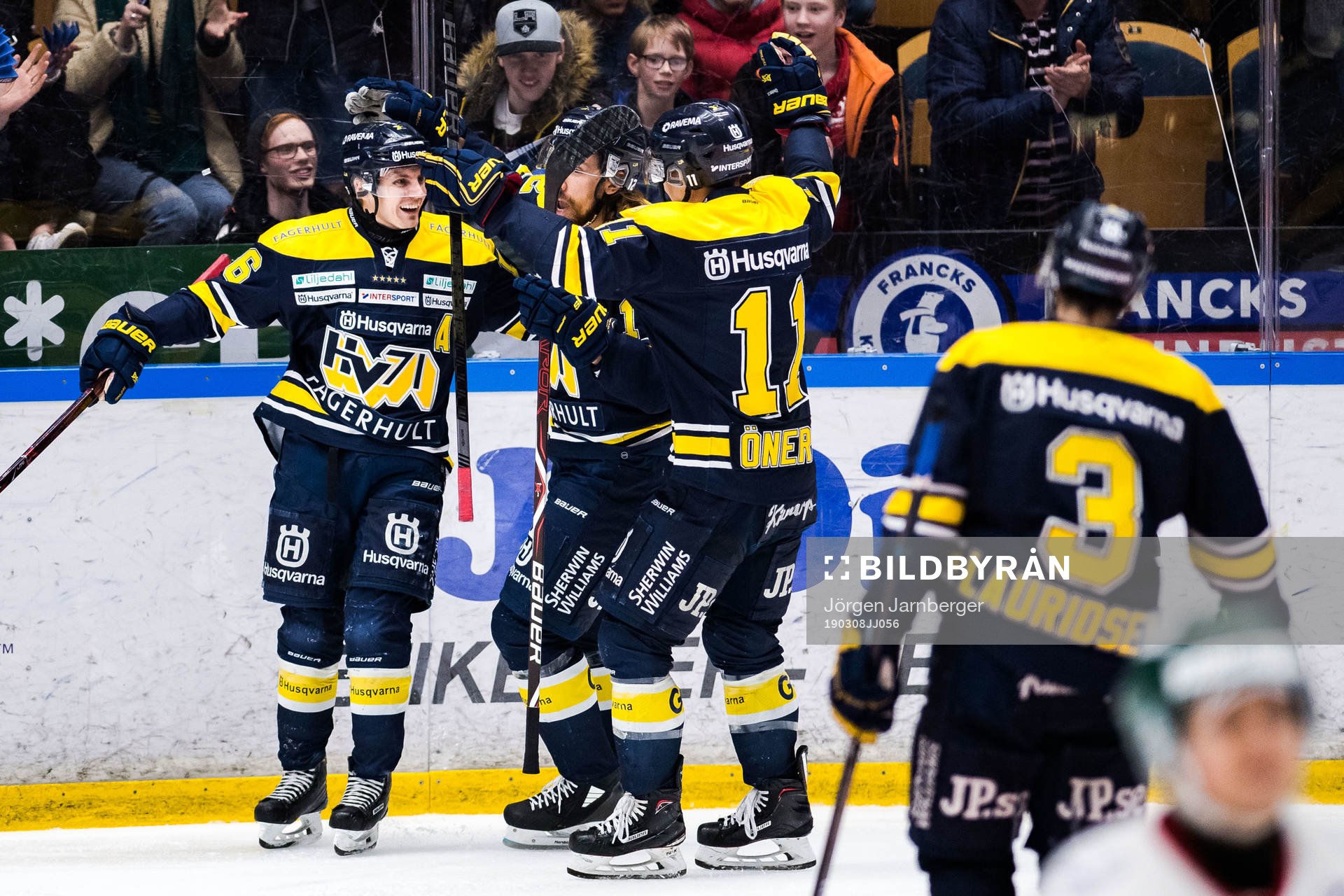 s Robin Figren jublar med lagkamrater