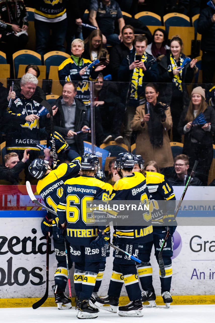 s Robin Figren jublar med lagkamrater