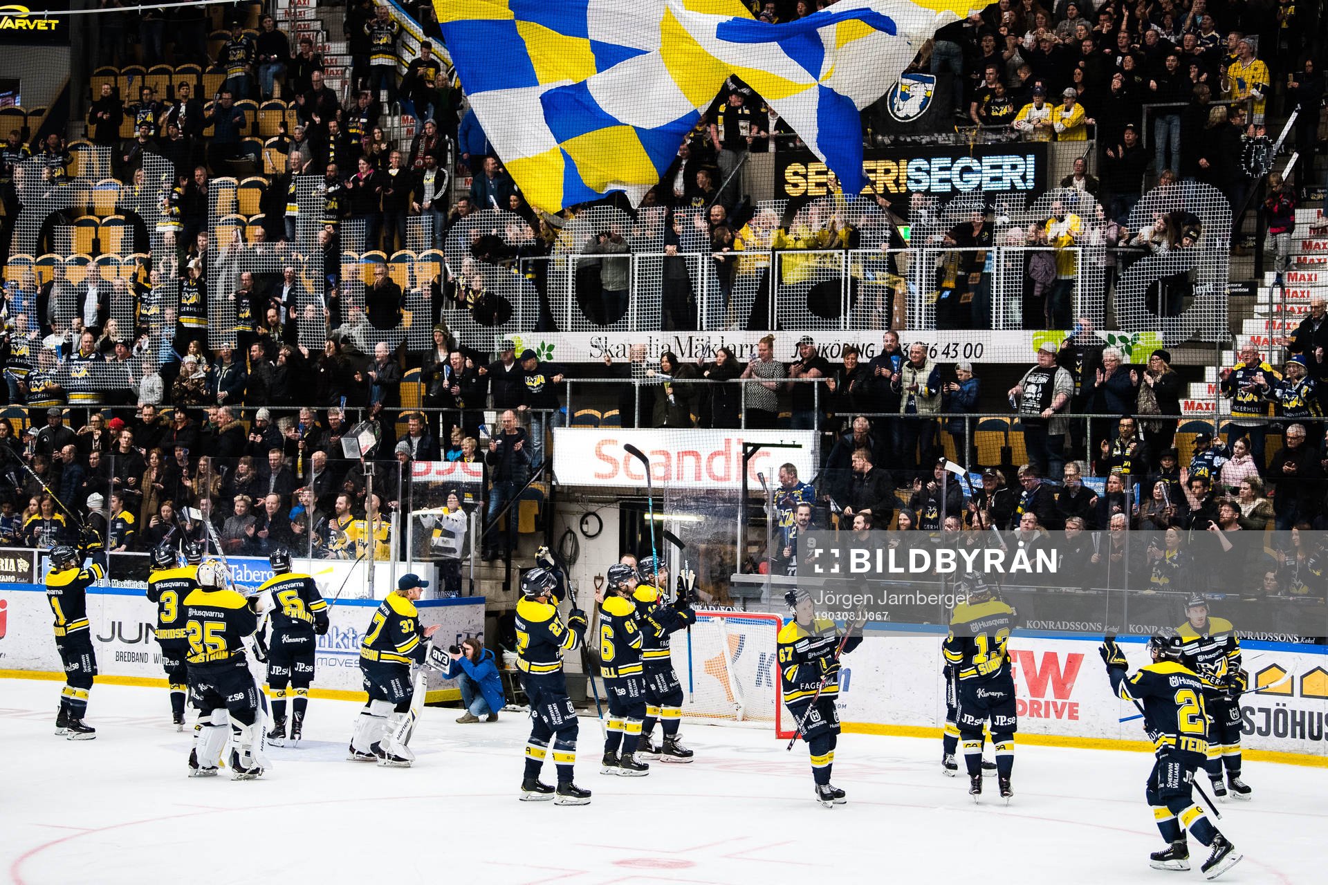 s spelare jublar mot supportrar
