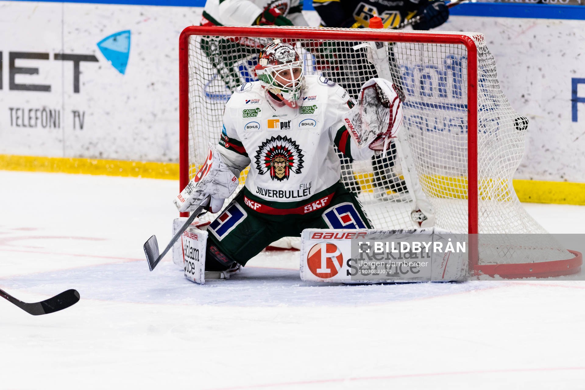 Frölunda målvakt Johan Gustafsson ser pucken gå i mål