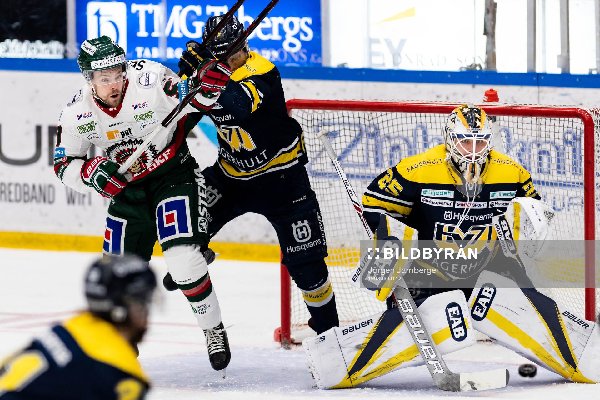 s Martin Fehérváry i kamp framför HV71:s målvakt Felix