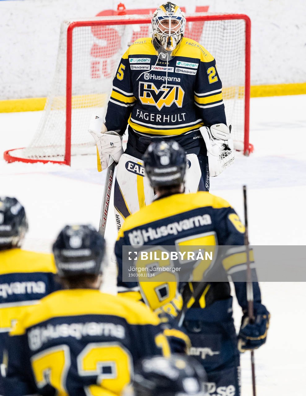 s målvakt Felix Sandström jublar
