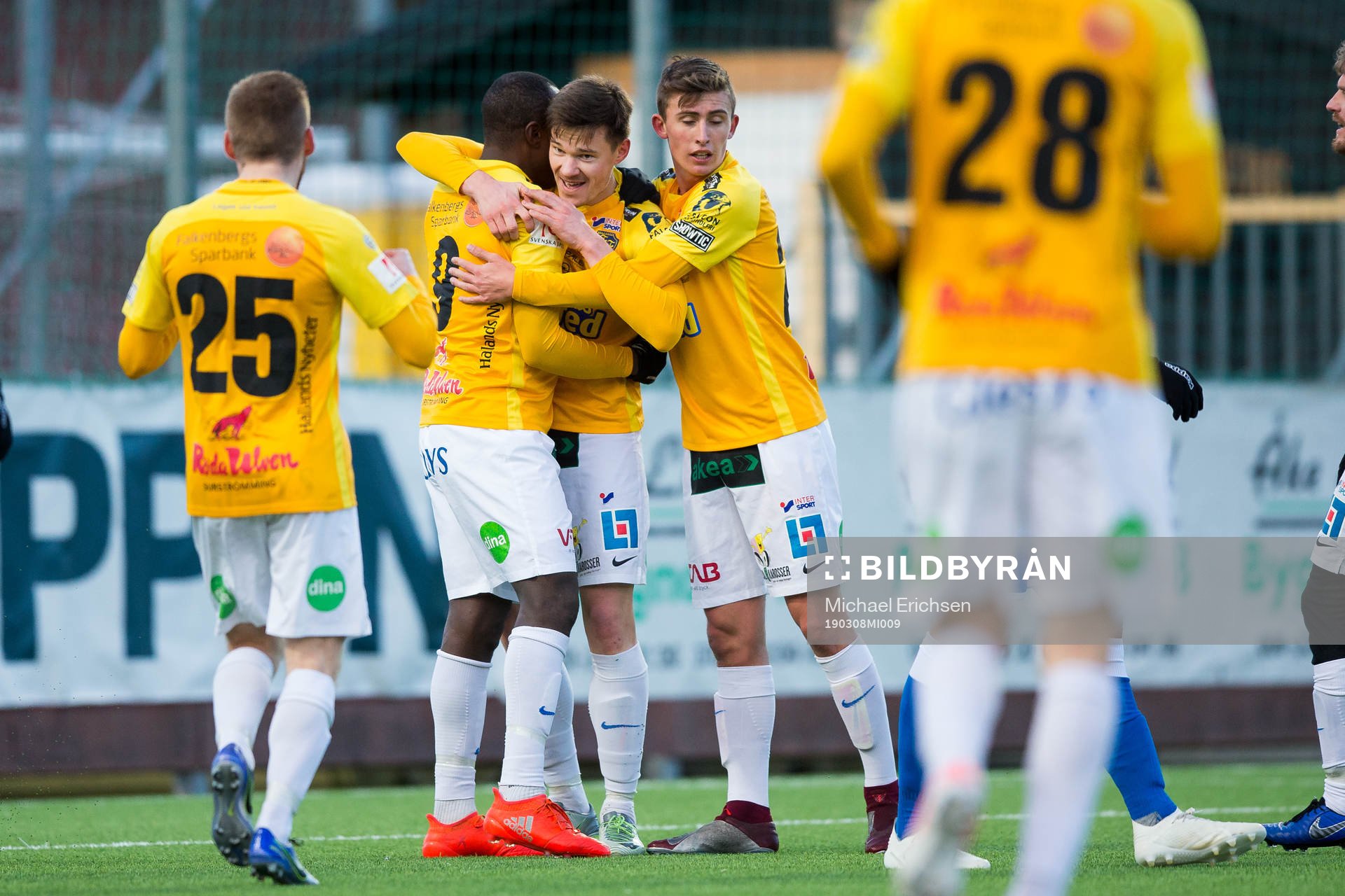 Falkenbergs Kirill Pogrebnyak jublar med lagkamrater