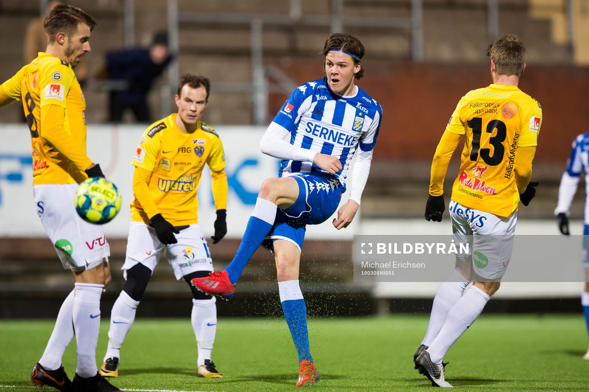 IFK Göteborgs Emil Holm med ett skott