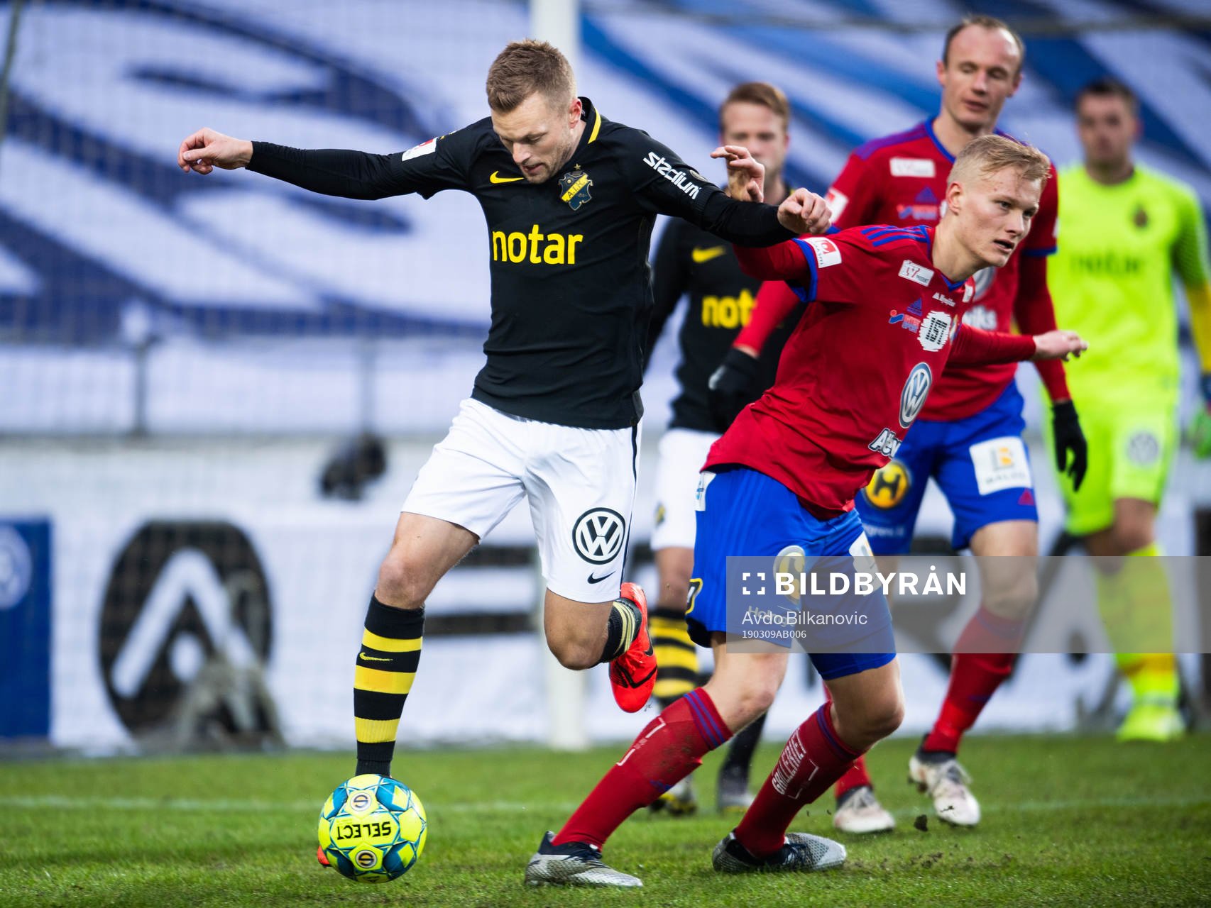 s Sebastian Larsson och Östers Dragan Kapcevic