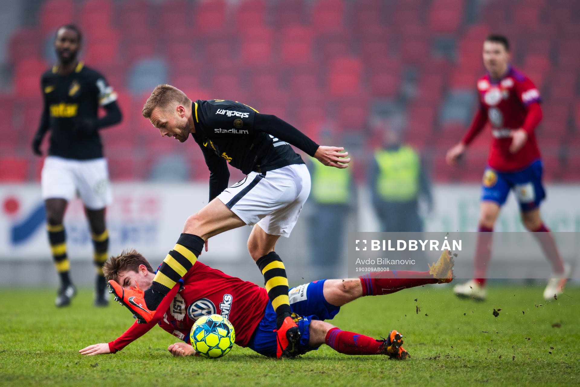 s Sebastian Larsson och Östers Carl Johansson i kamp om