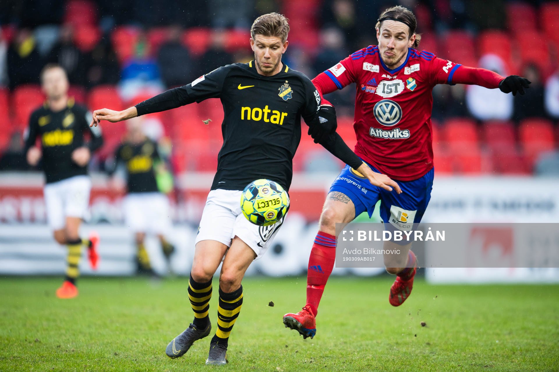 AIK:s Anton Salétros och Östers David Johannesson i kamp om bollen under kvartsfinalen i Svenska Cupen mellan Öster och AIK den 9 mars 2019 i Växjö.