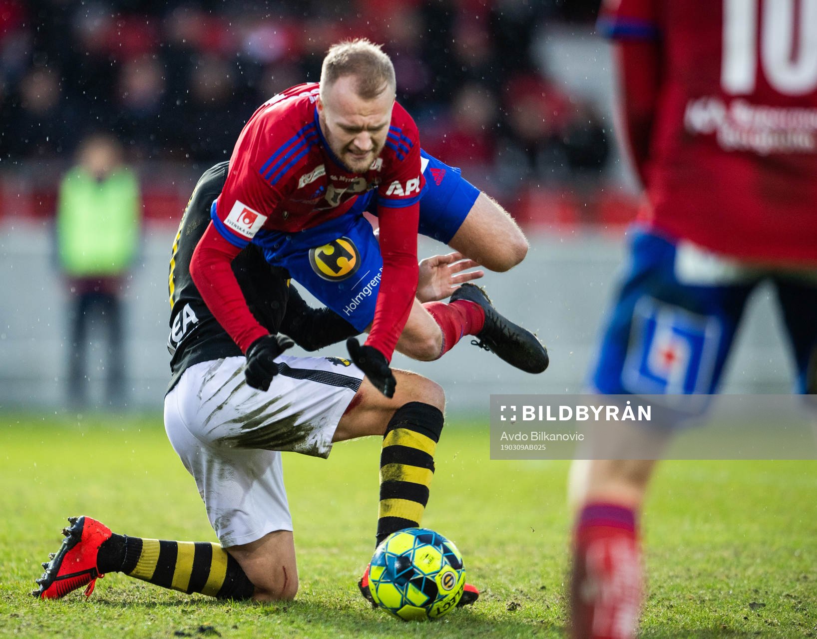 s Sebastian Larsson i kamp om bollen