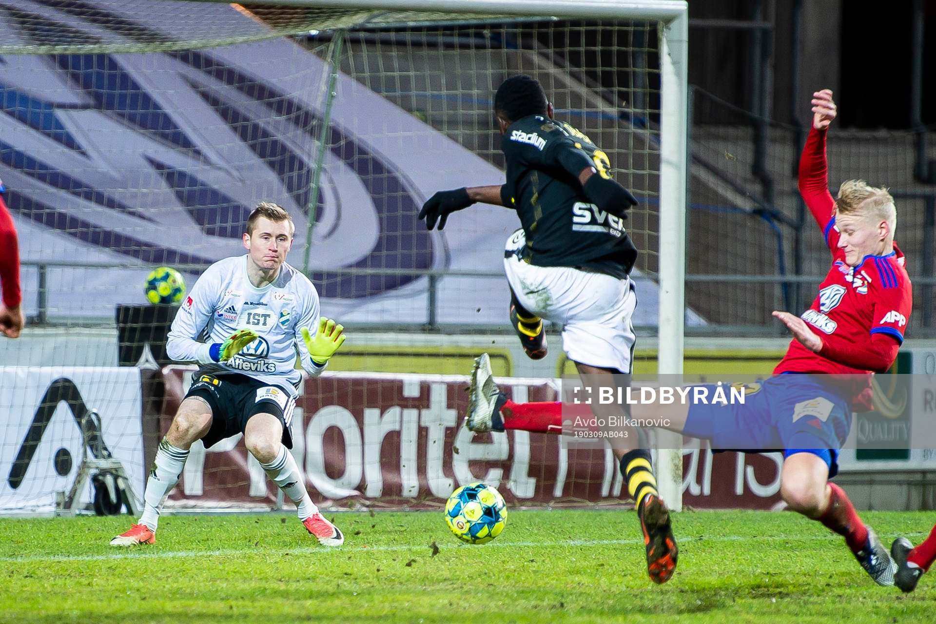 s Chinedu Ogbuke Obasi skjuter förbi Östers målvakt
