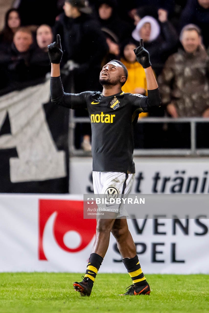 s Chinedu Ogbuke Obasi jublar