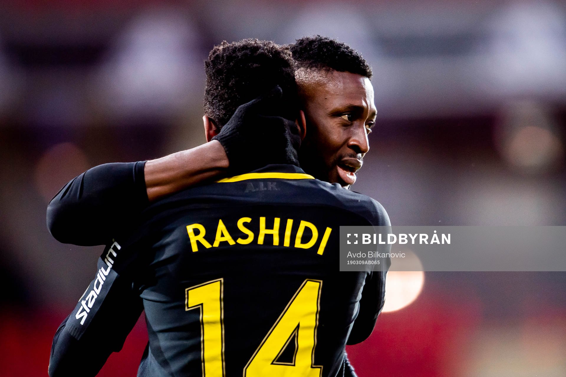 s Chinedu Ogbuke Obasi och Heradi Rashidi jublar