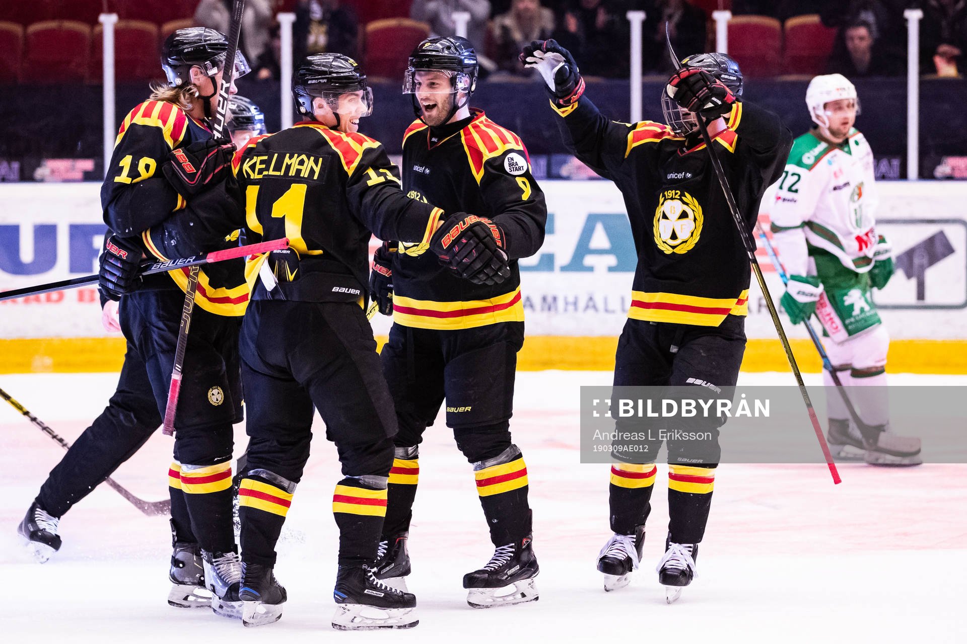 Brynäs Ludvig Nilsson och Joel Kellman jublar