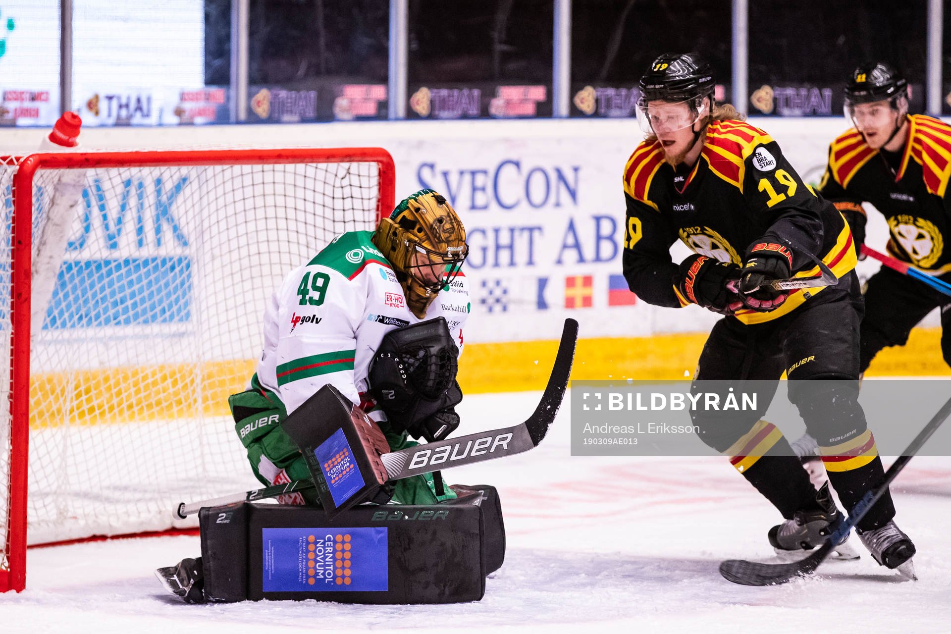 Rögles målvakt Justin Pogge och Brynäs Ludvig Nilsson
