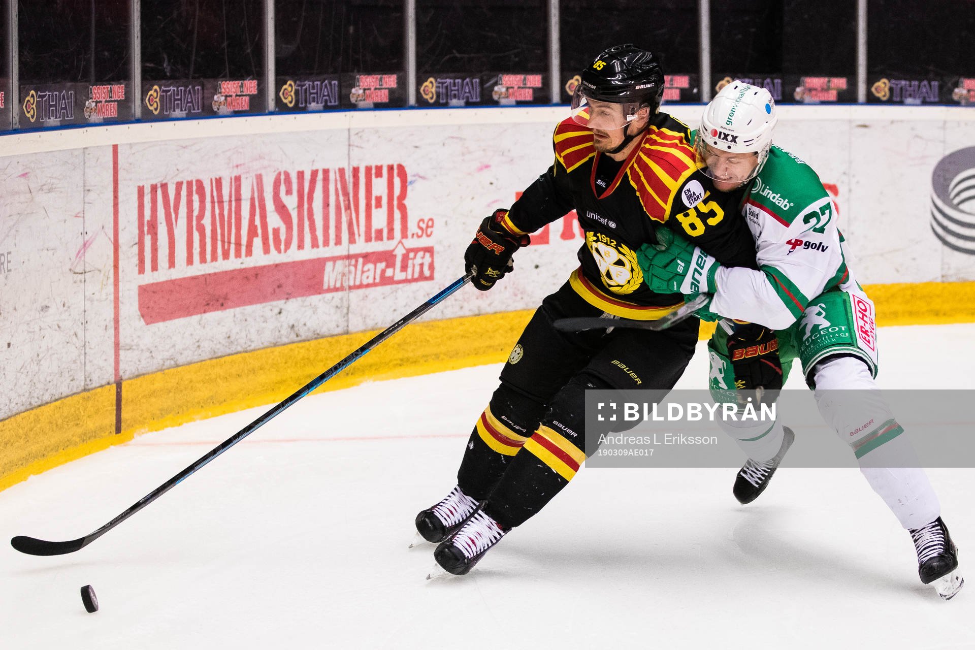 Brynäs Rudolf Cerveny i kamp om pucken med Rögles Jesper
