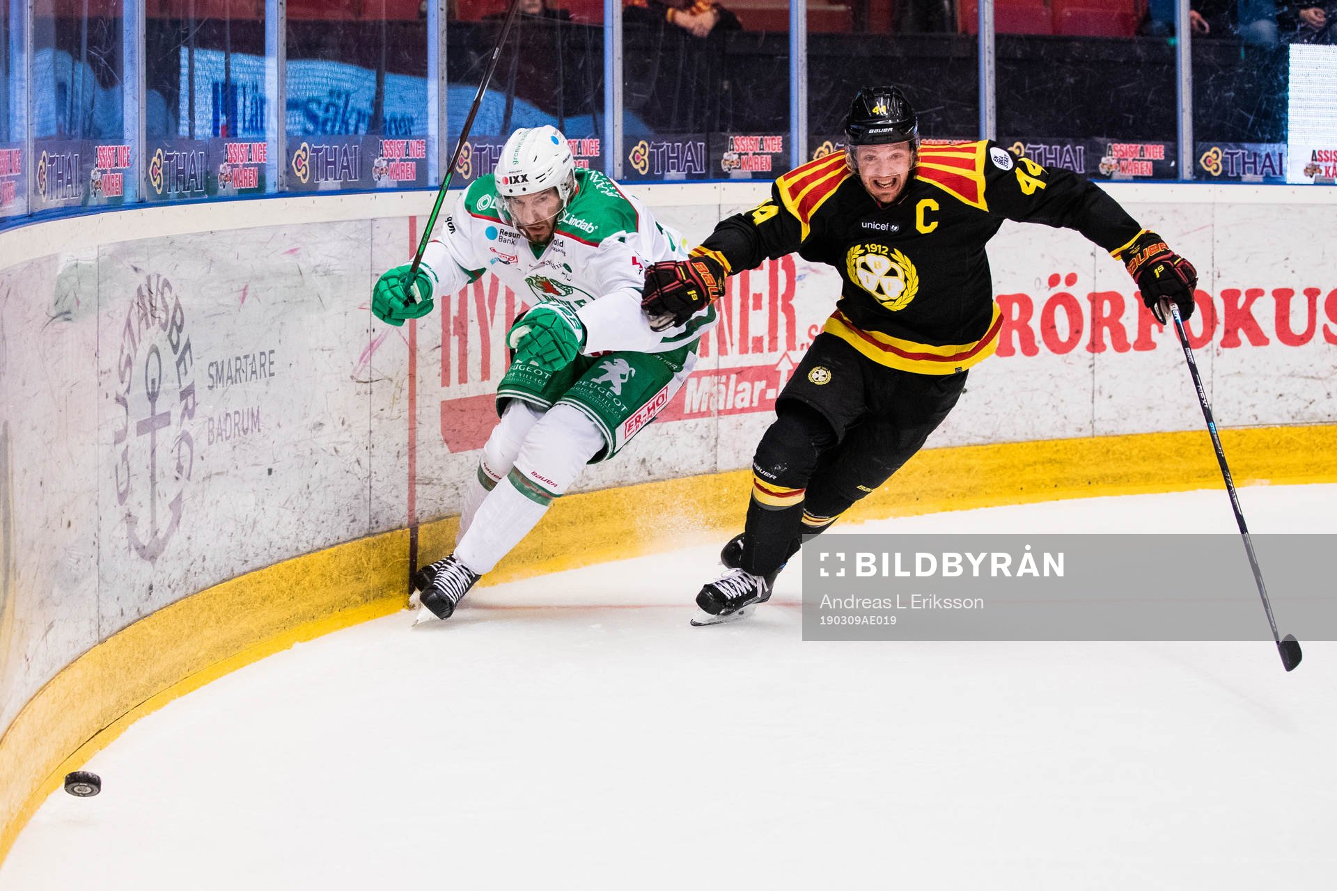 Rögles Mattias Sjögren i kamp om pucken med Brynäs Jacob