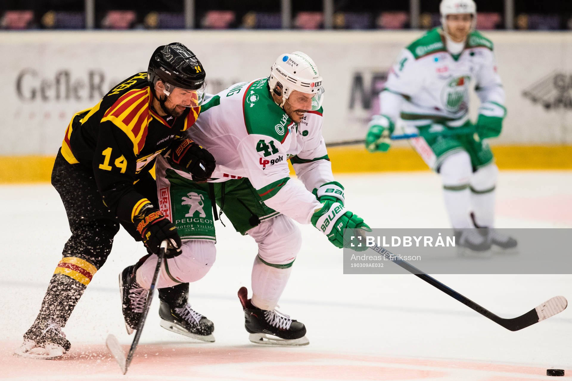 Brynäs Johan Alcén i kamp om pucken med Rögles Daniel